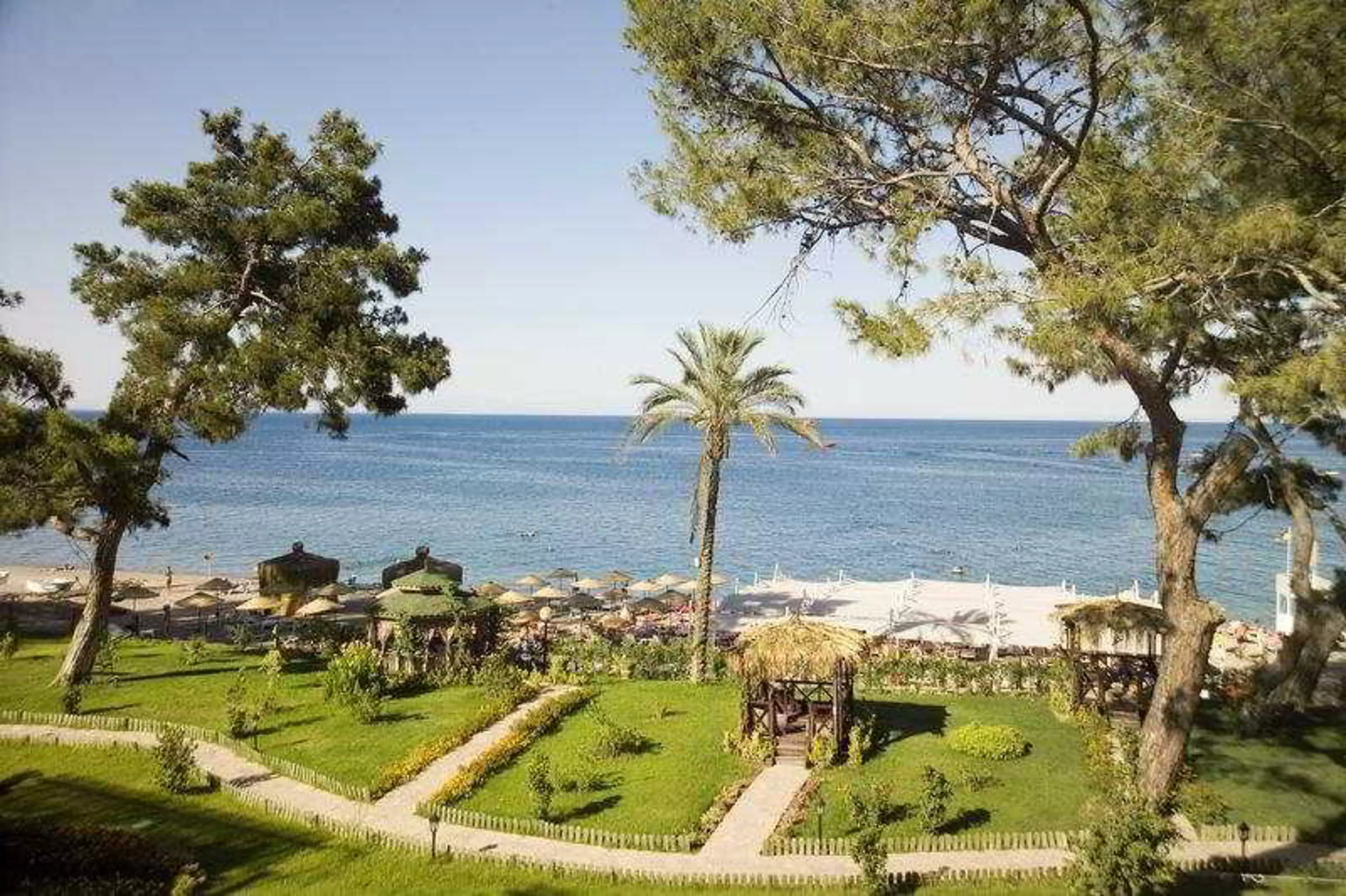 هتل Crystal Aura Beach Resort & Spa کمر