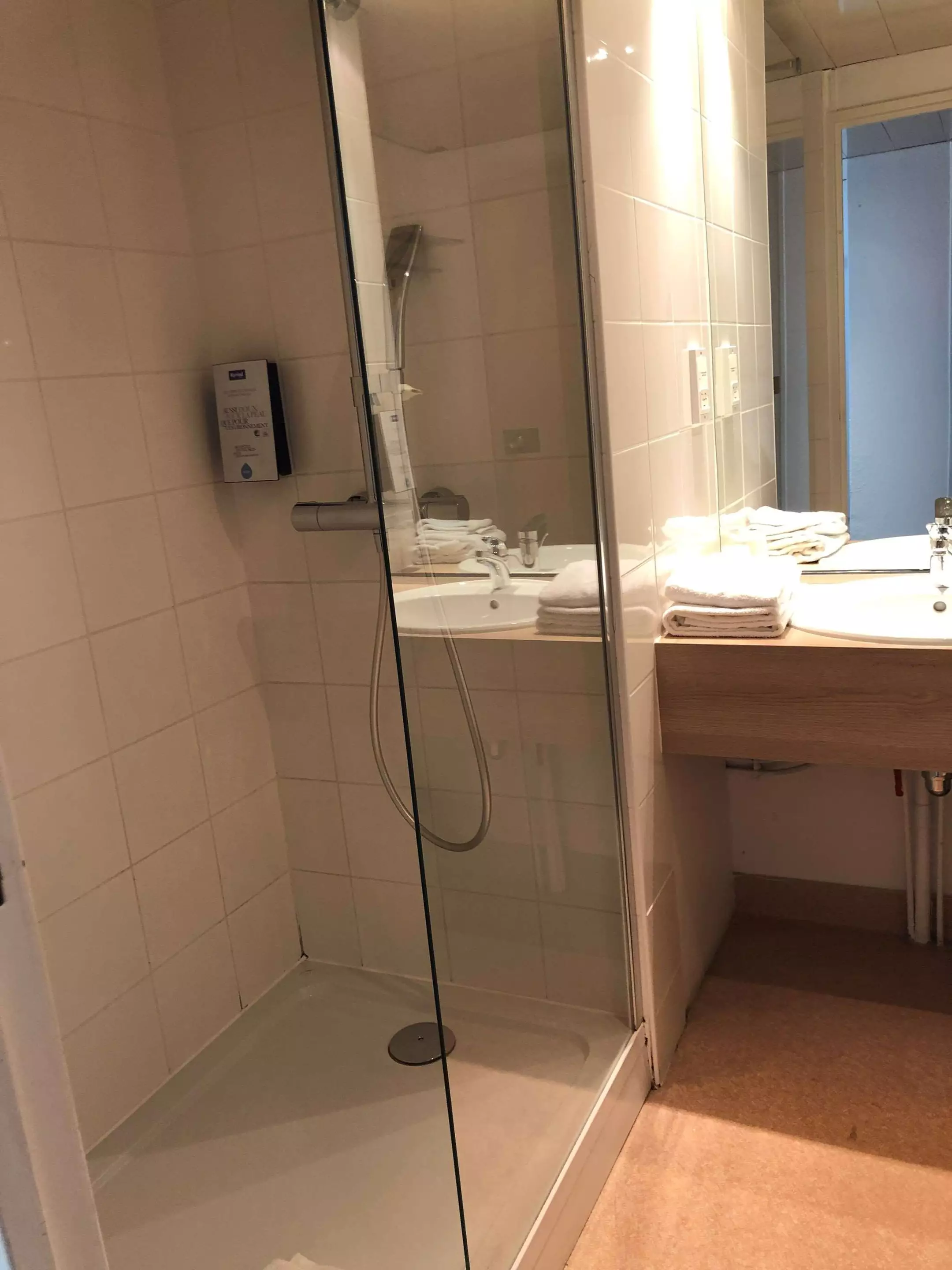 هتل Hotel Kyriad Nemours Nemours