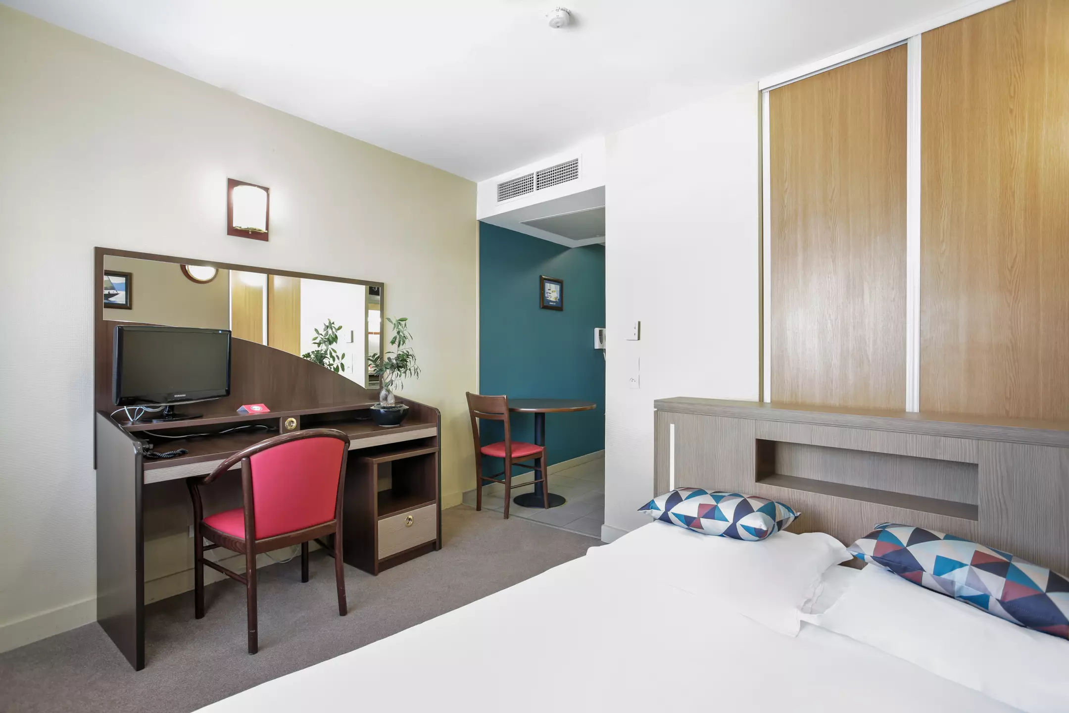 Alibaba https://cdn.alibaba.ir/ostorage/hotel-accommodation-images/69ecd443eb1ae654aaa27ef2_Nice-Appart-City-Nice-Acropolis-1.webp