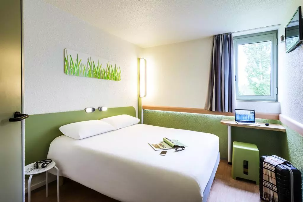 Alibaba https://cdn.alibaba.ir/ostorage/hotel-accommodation-images/69edc3dbeb1ae654aaa2d378_Courbevoie-ibis-budget-Courbevoie-Paris-la-D-fense-1-1.webp