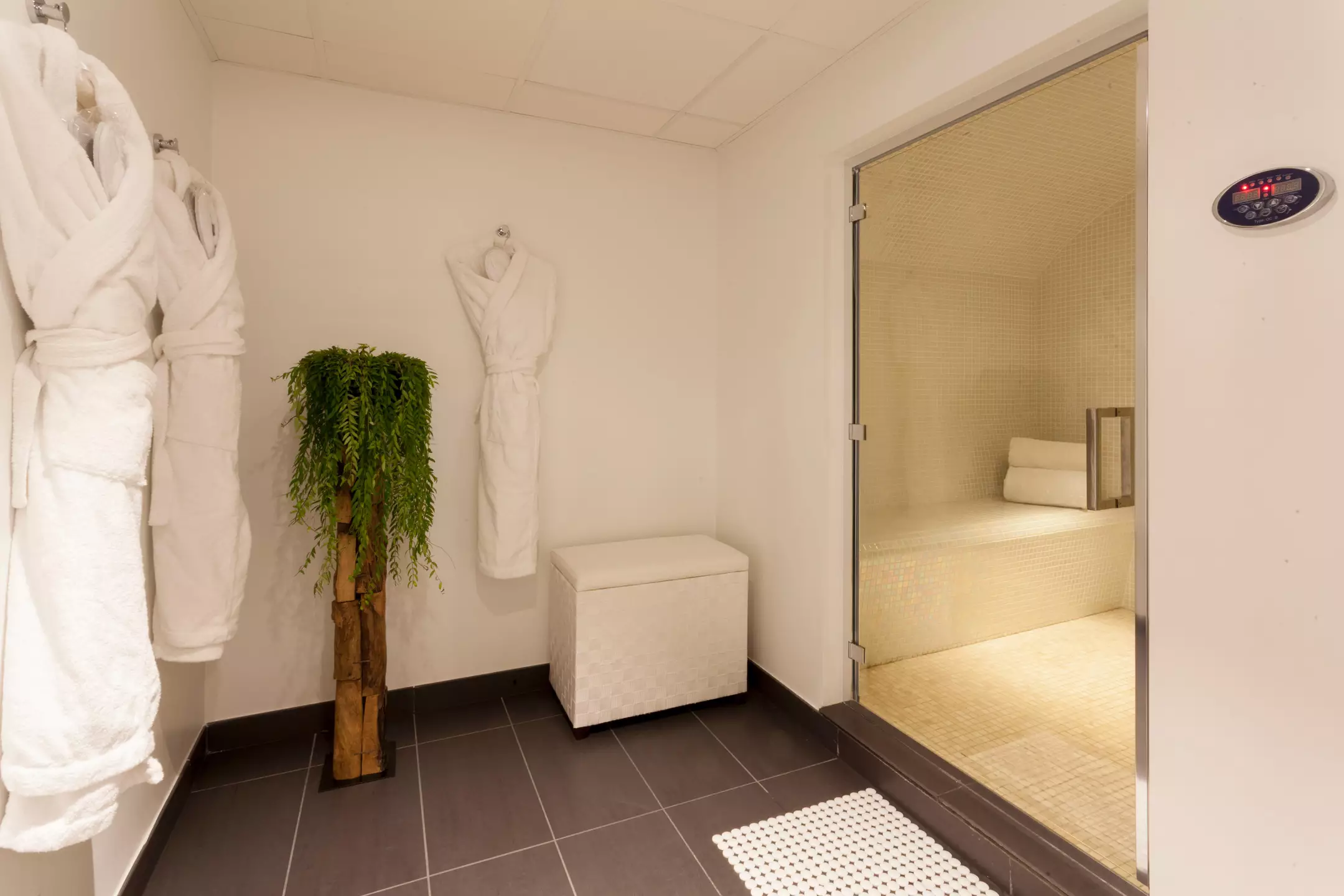 هتل AC Hotel Paris Le Bourget Airport Le Bourget