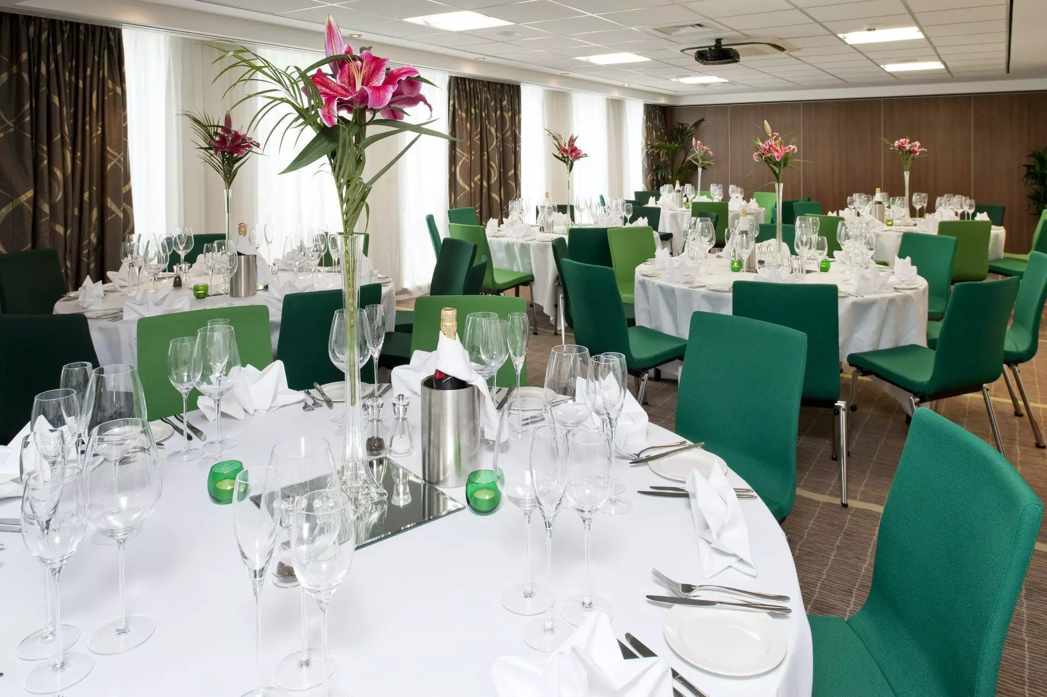 Alibaba https://cdn.alibaba.ir/ostorage/hotel-accommodation-images/69f13fdaeb1ae654aaa41901_Bristol-Holiday-Inn-Bristol-City-Centre-1.webp