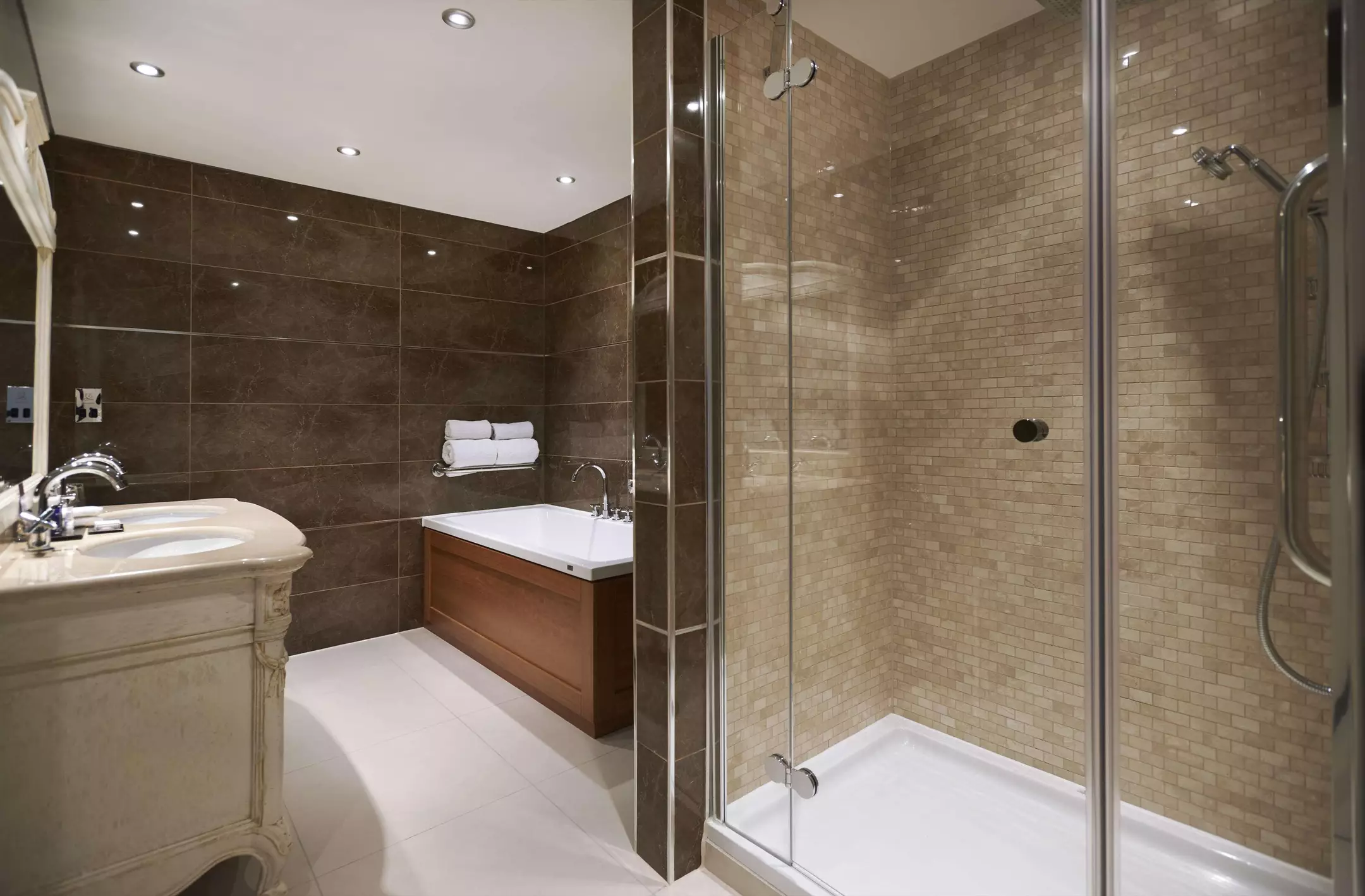 Alibaba https://cdn.alibaba.ir/ostorage/hotel-accommodation-images/69f217fdeb1ae654aaa49459_Liverpool-Doubletree-by-Hilton-Liverpool-1.webp