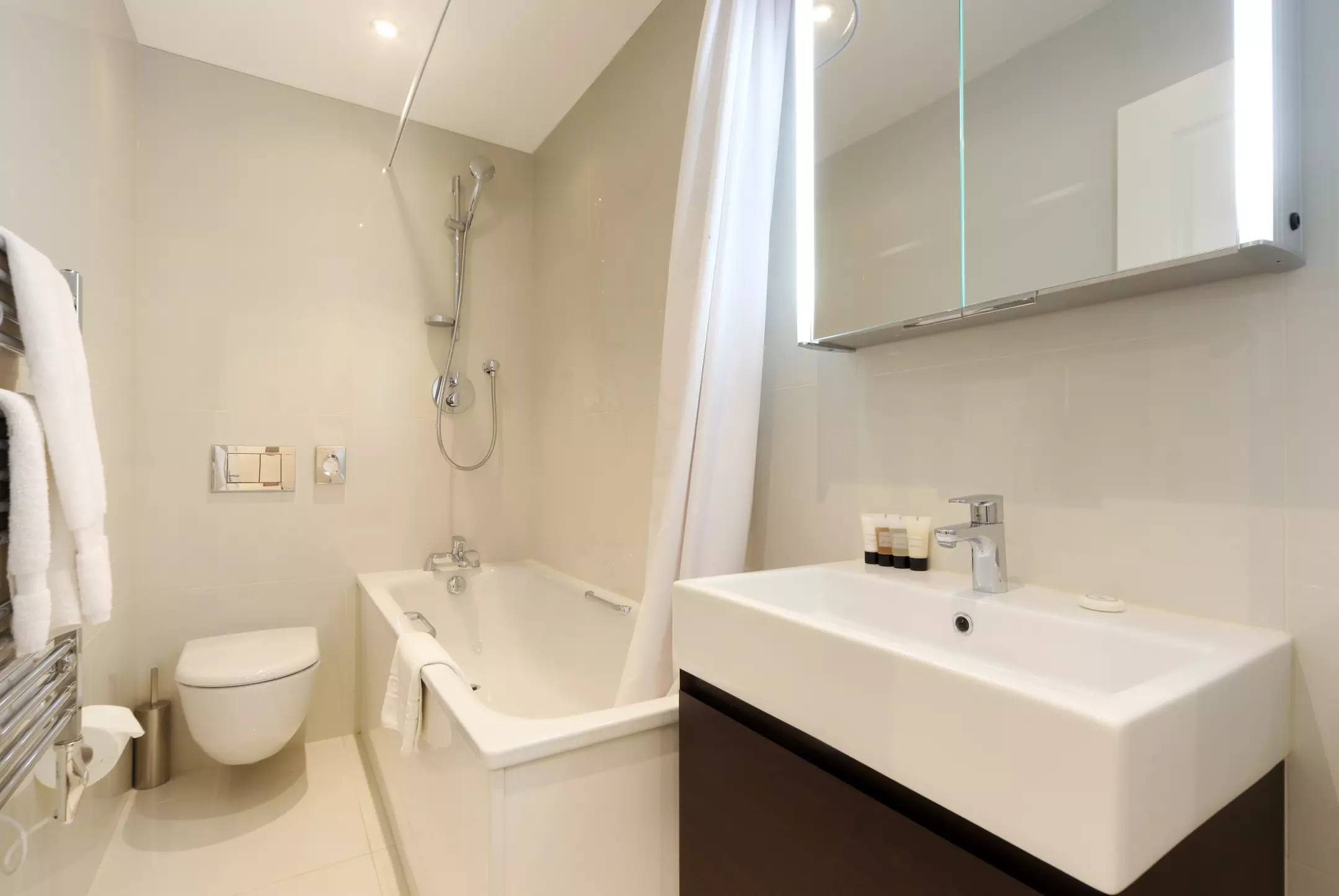 Alibaba https://cdn.alibaba.ir/ostorage/hotel-accommodation-images/69f27f9aeb1ae654aaa4d495_London-Ashburn-Court-Apartments-1.webp