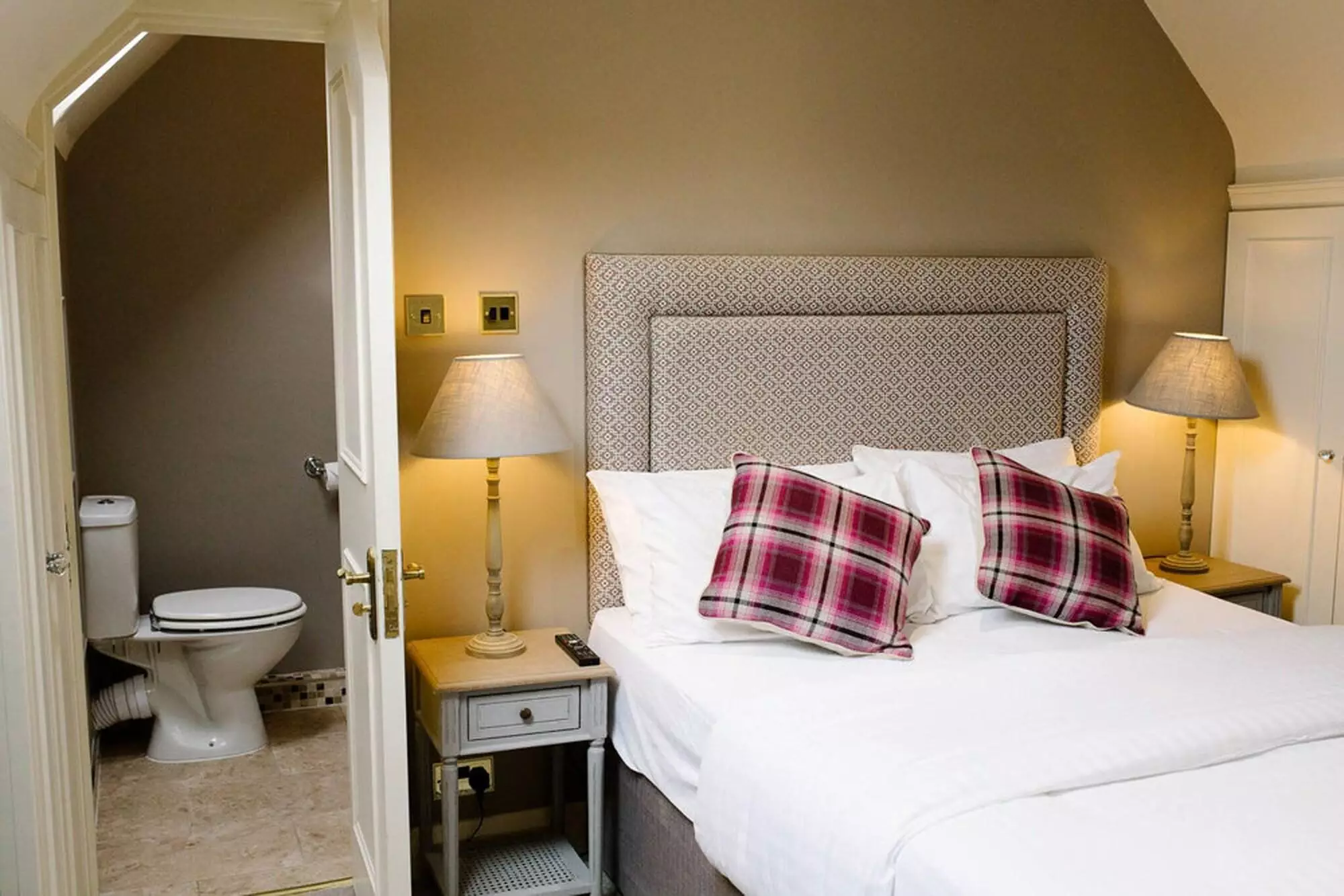 هتل Flynns Townhouse لندن
