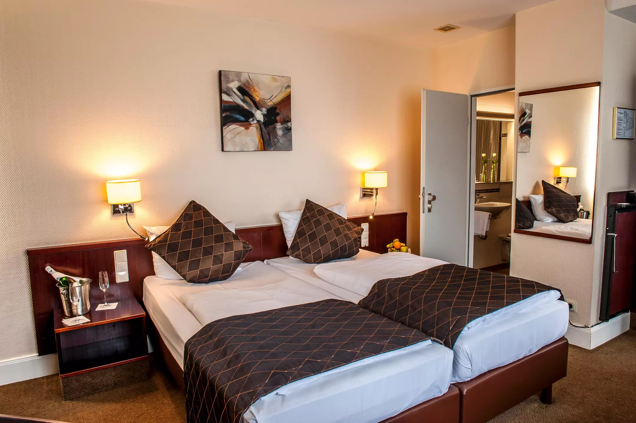 Alibaba https://cdn.alibaba.ir/ostorage/hotel-accommodation-images/69f742c7eb1ae654aaa59ff5_Hamburg-Leonardo-Hotel-Hamburg-Elbbr-cken-1.webp