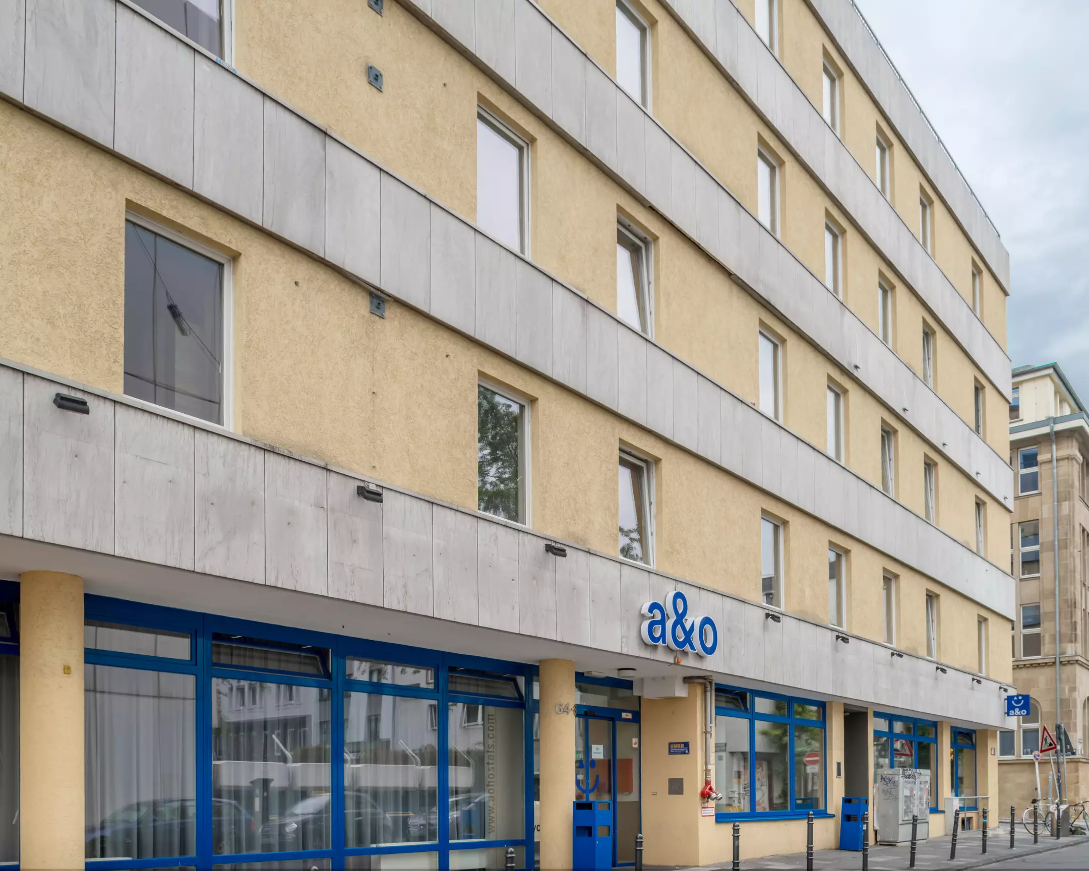 هتل a&o Köln Neumarkt کلن