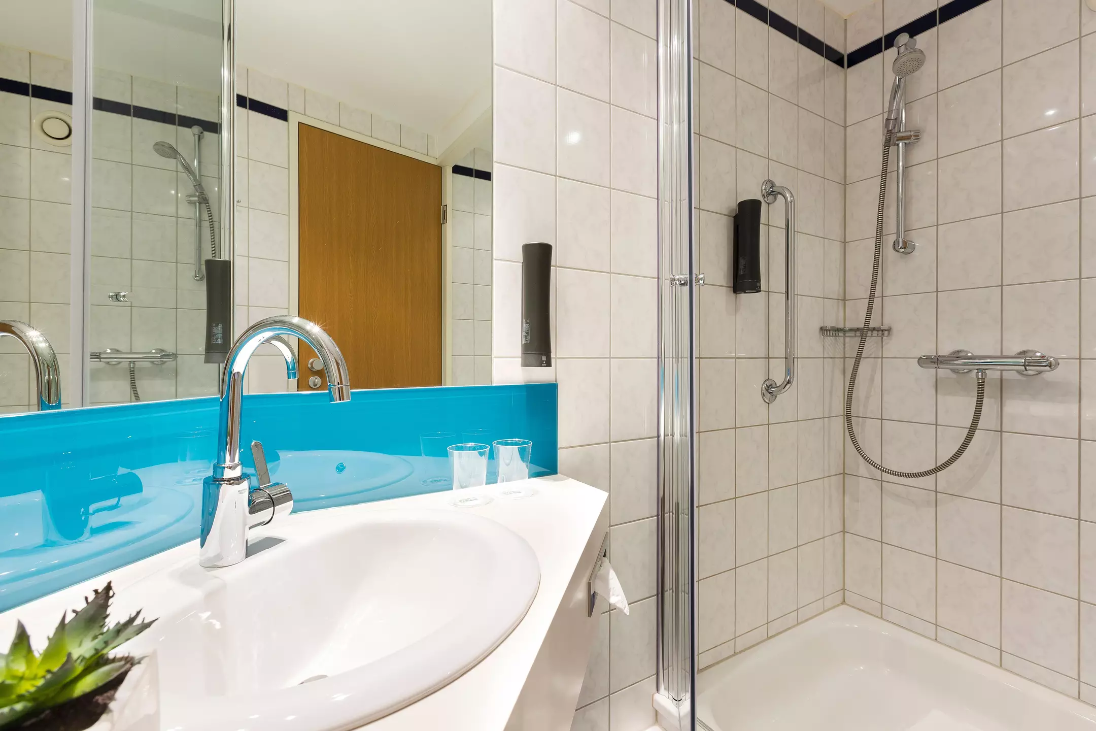 Alibaba https://cdn.alibaba.ir/ostorage/hotel-accommodation-images/69f8103e61ec039ef75aea28_M-rfelden-Walldorf-Holiday-Inn-Express-Frankfurt-Airport-1.webp