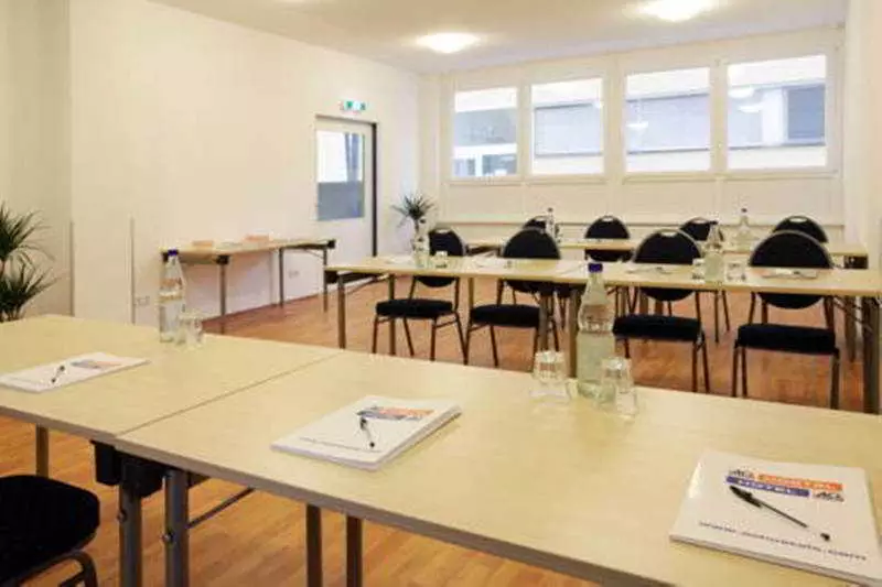 هتل a&o Aachen Hauptbahnhof آخن
