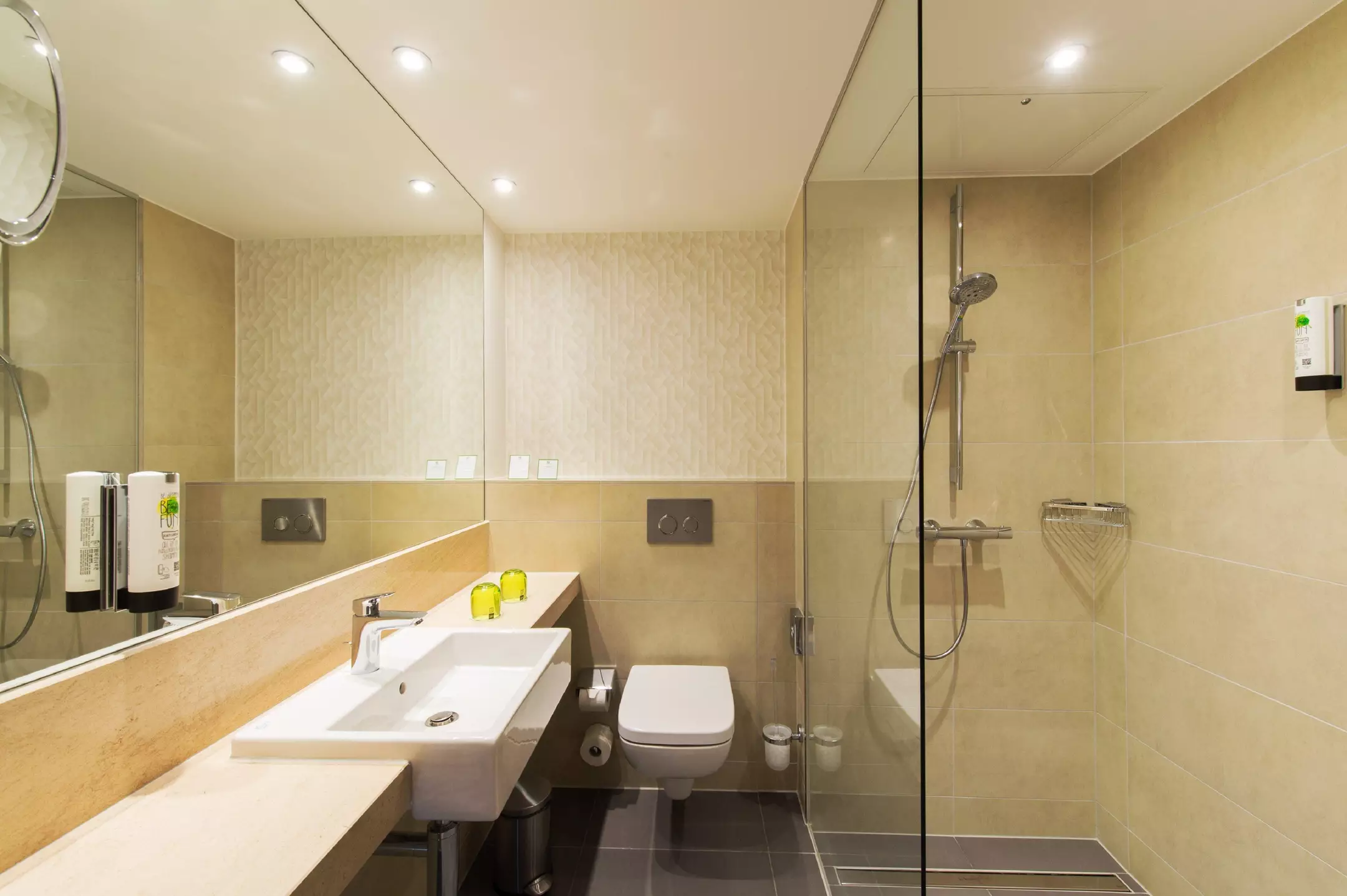 هتل Holiday Inn Frankfurt Airport فرانکفورت