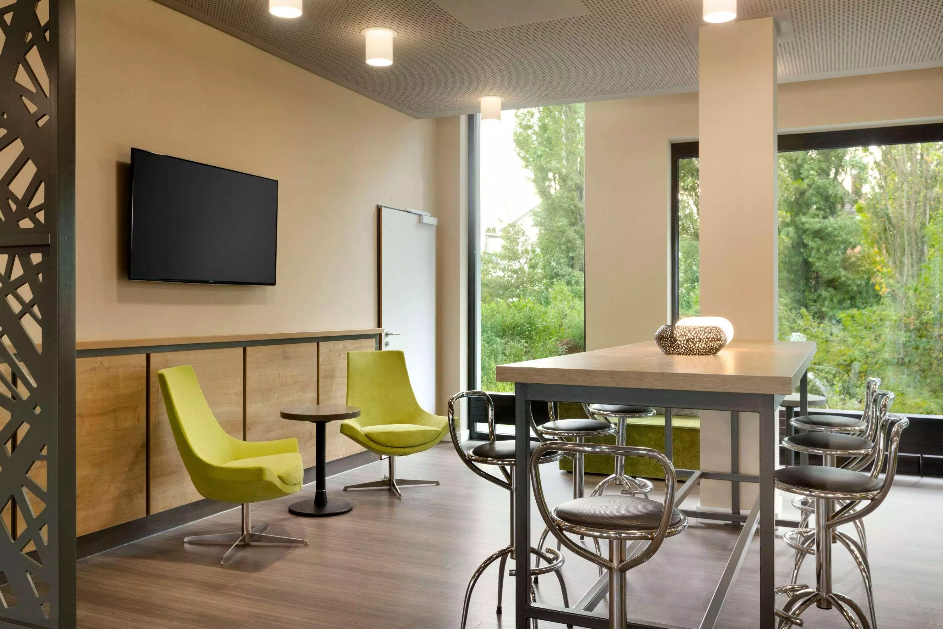 Alibaba https://cdn.alibaba.ir/ostorage/hotel-accommodation-images/69f94f2ac86edf55f721ede5_Freiburg-Super-8-by-Wyndham-Freiburg-1.webp