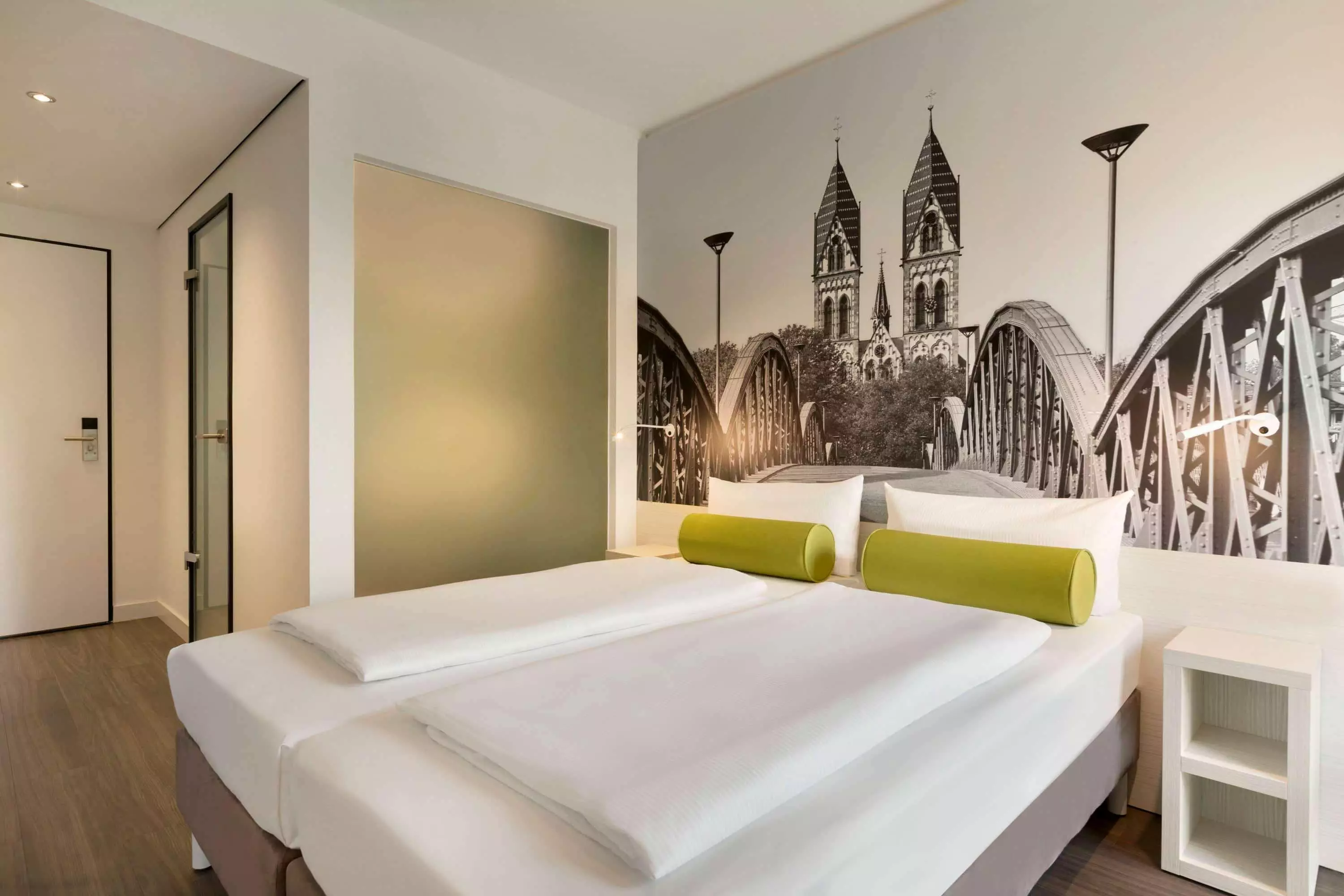 هتل Super 8 by Wyndham Freiburg Freiburg