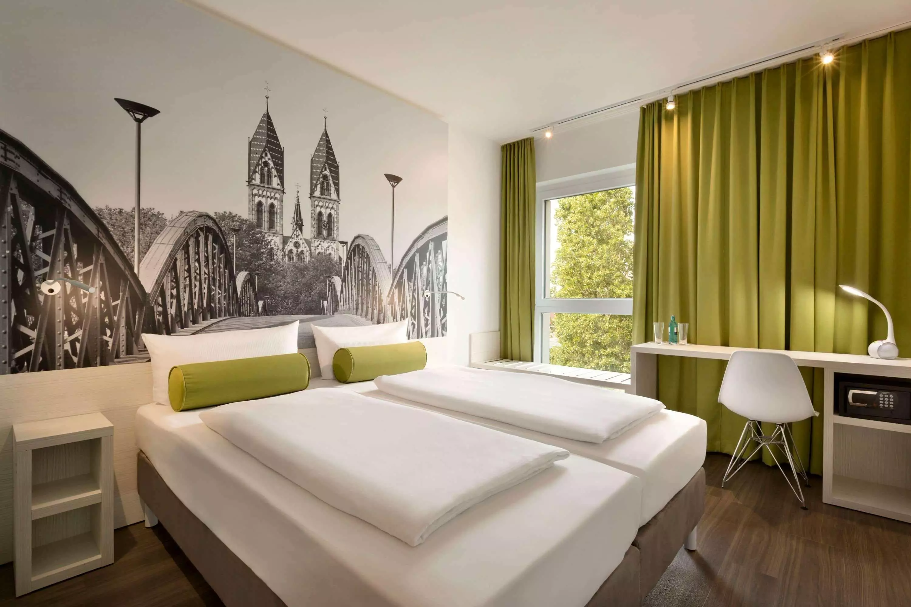 هتل Super 8 by Wyndham Freiburg Freiburg