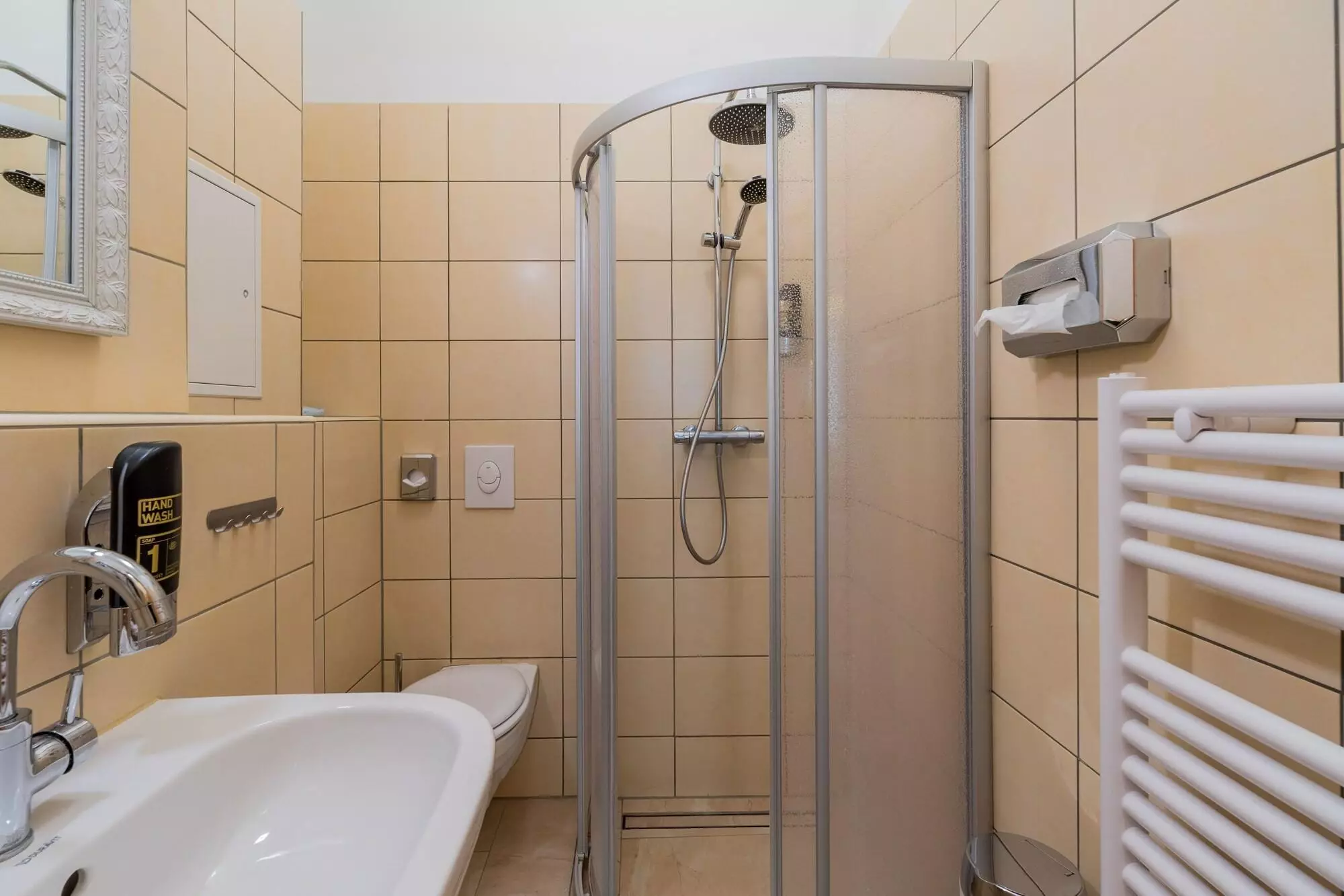 https://cdn.alibaba.ir/ostorage/hotel-accommodation-images/6a0378b5c86edf55f7224ad5_Berlin-Pension-Parlamento-2.webp