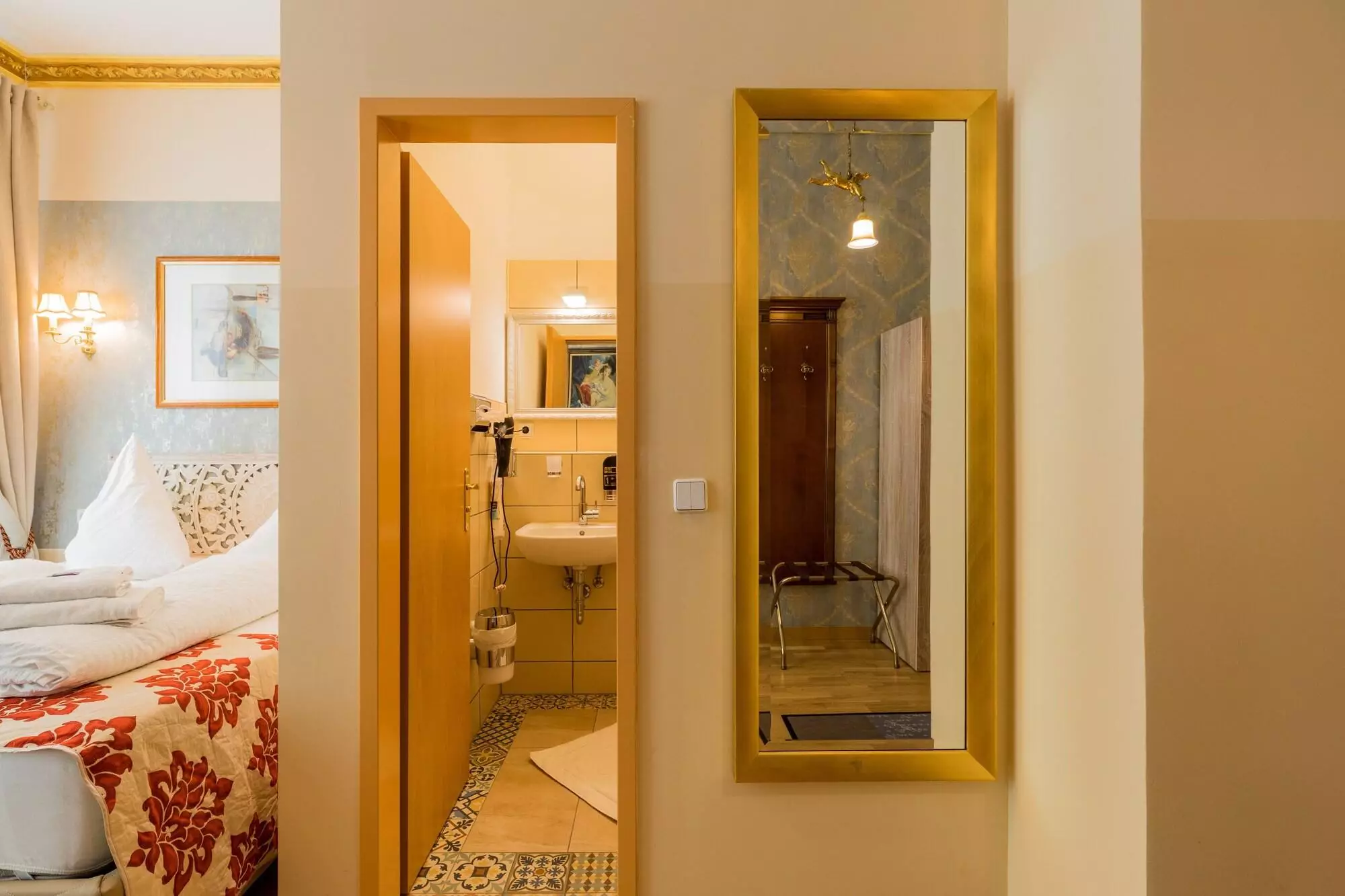 https://cdn.alibaba.ir/ostorage/hotel-accommodation-images/6a0378b6c86edf55f7224ad6_Berlin-Pension-Parlamento-3.webp