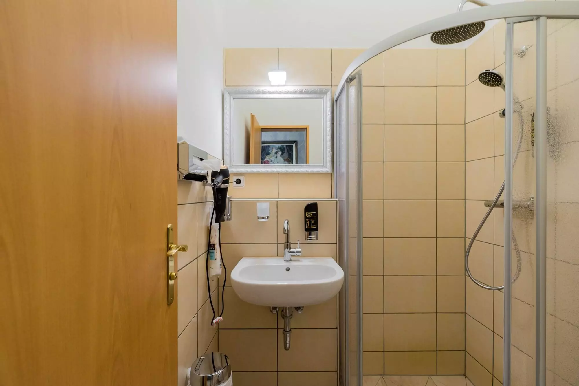 https://cdn.alibaba.ir/ostorage/hotel-accommodation-images/6a0378b8c86edf55f7224ad7_Berlin-Pension-Parlamento-4.webp