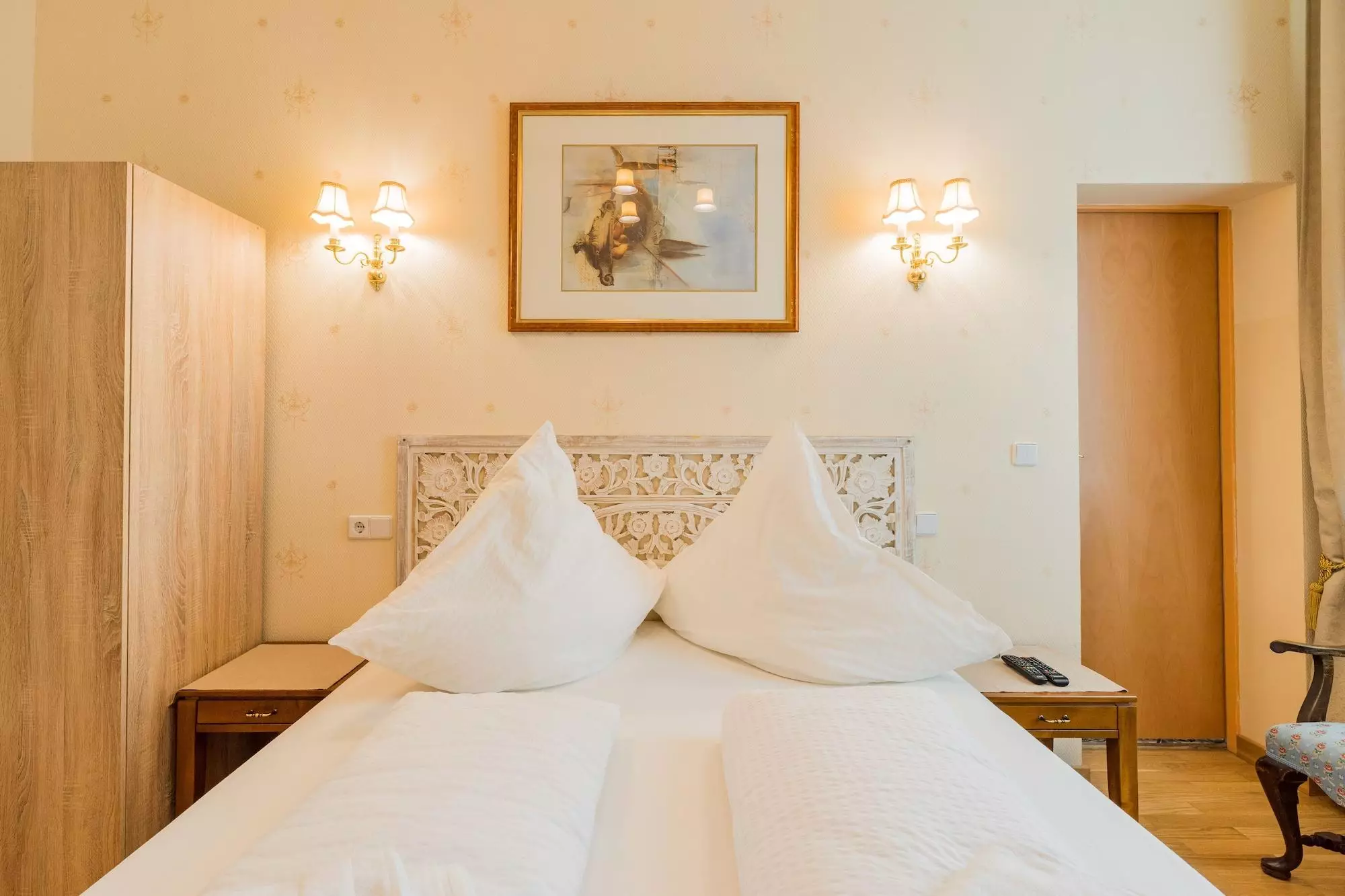 https://cdn.alibaba.ir/ostorage/hotel-accommodation-images/6a0378b9c86edf55f7224ad8_Berlin-Pension-Parlamento-5.webp