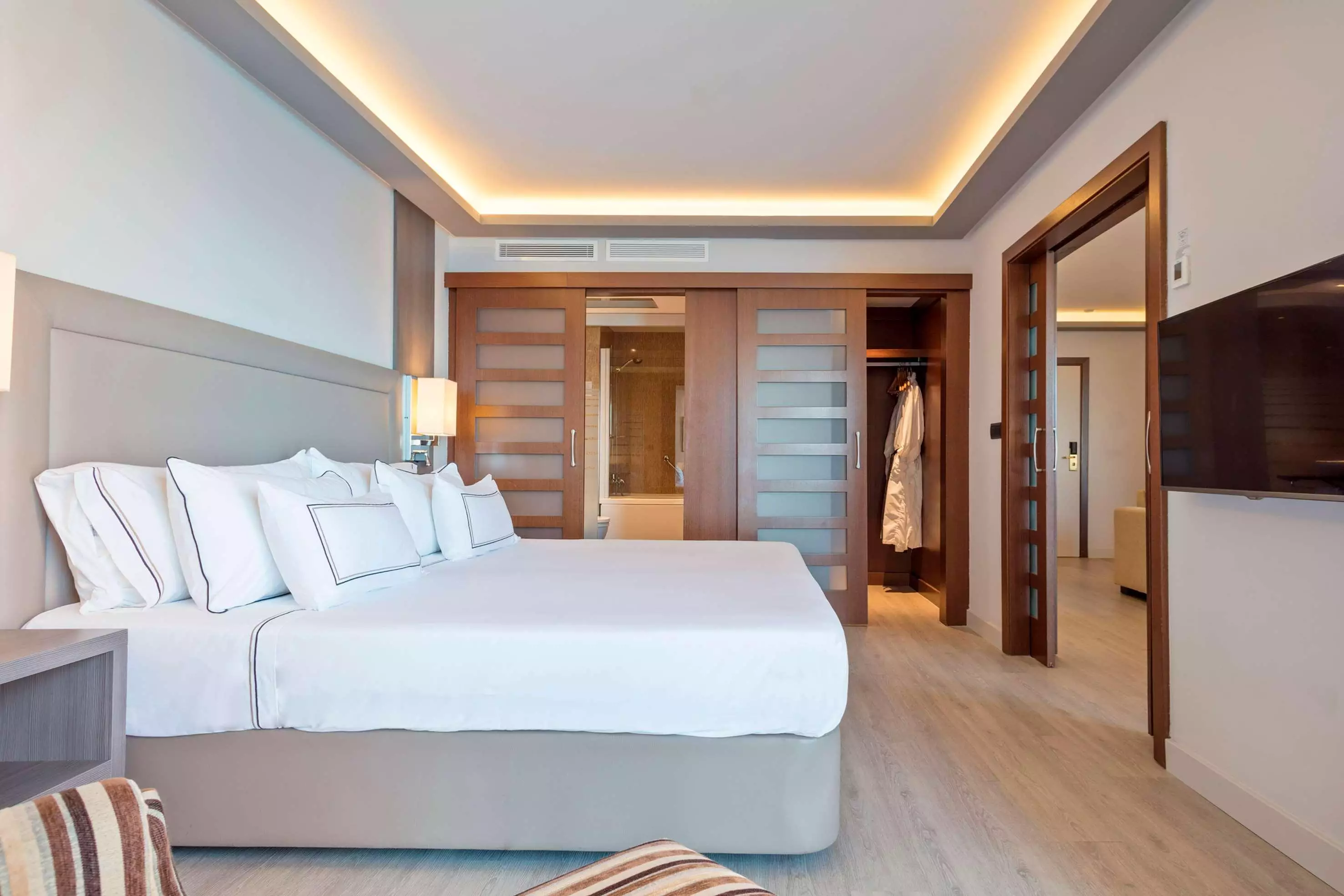 Alibaba https://cdn.alibaba.ir/ostorage/hotel-accommodation-images/6a03b15461ec039ef75b6e21_Alicante-Meli-Alicante-1.webp