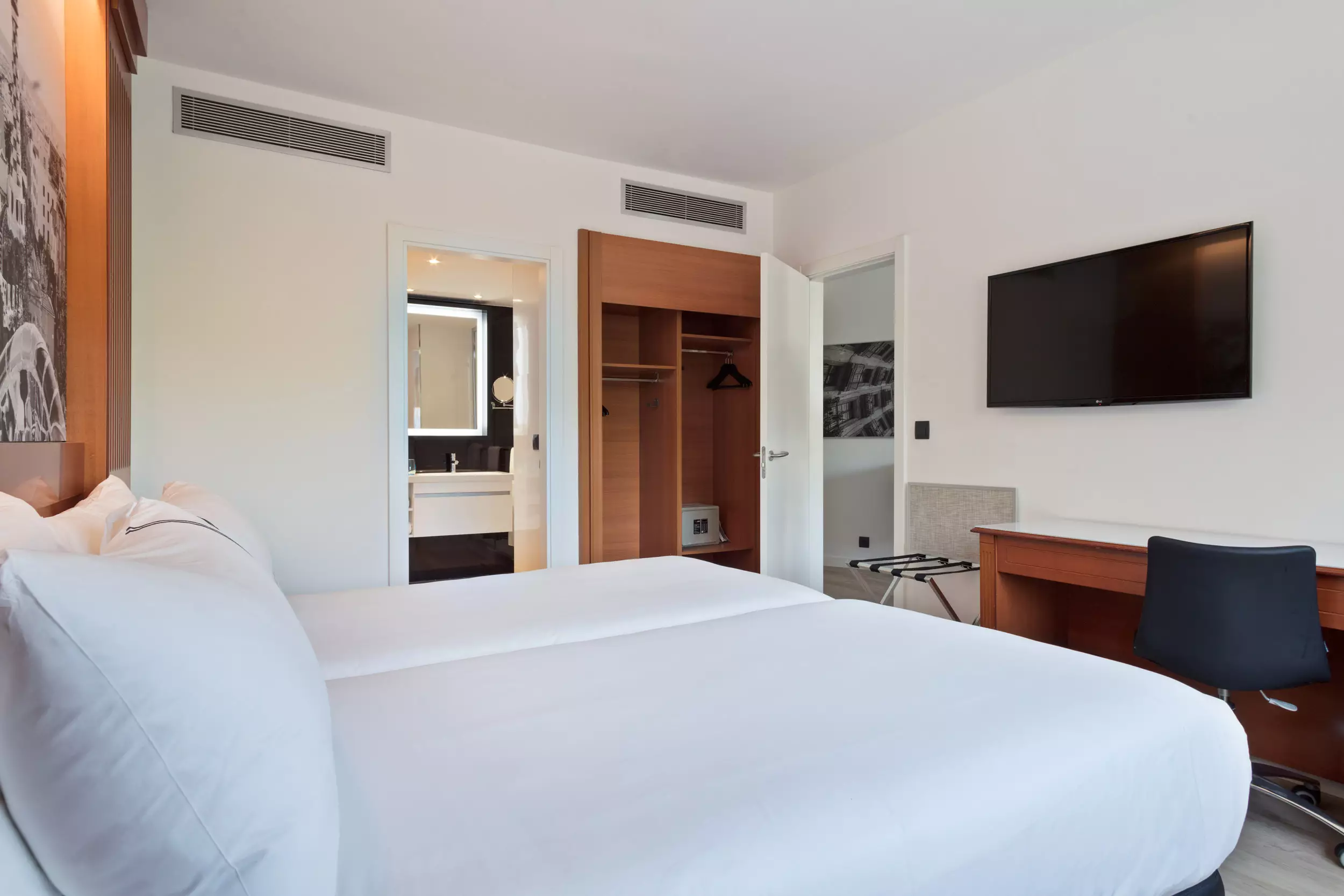 Alibaba https://cdn.alibaba.ir/ostorage/hotel-accommodation-images/6a03b3f961ec039ef75b6ffc_Barcelona-TRYP-Barcelona-Apolo-Hotel-0.webp