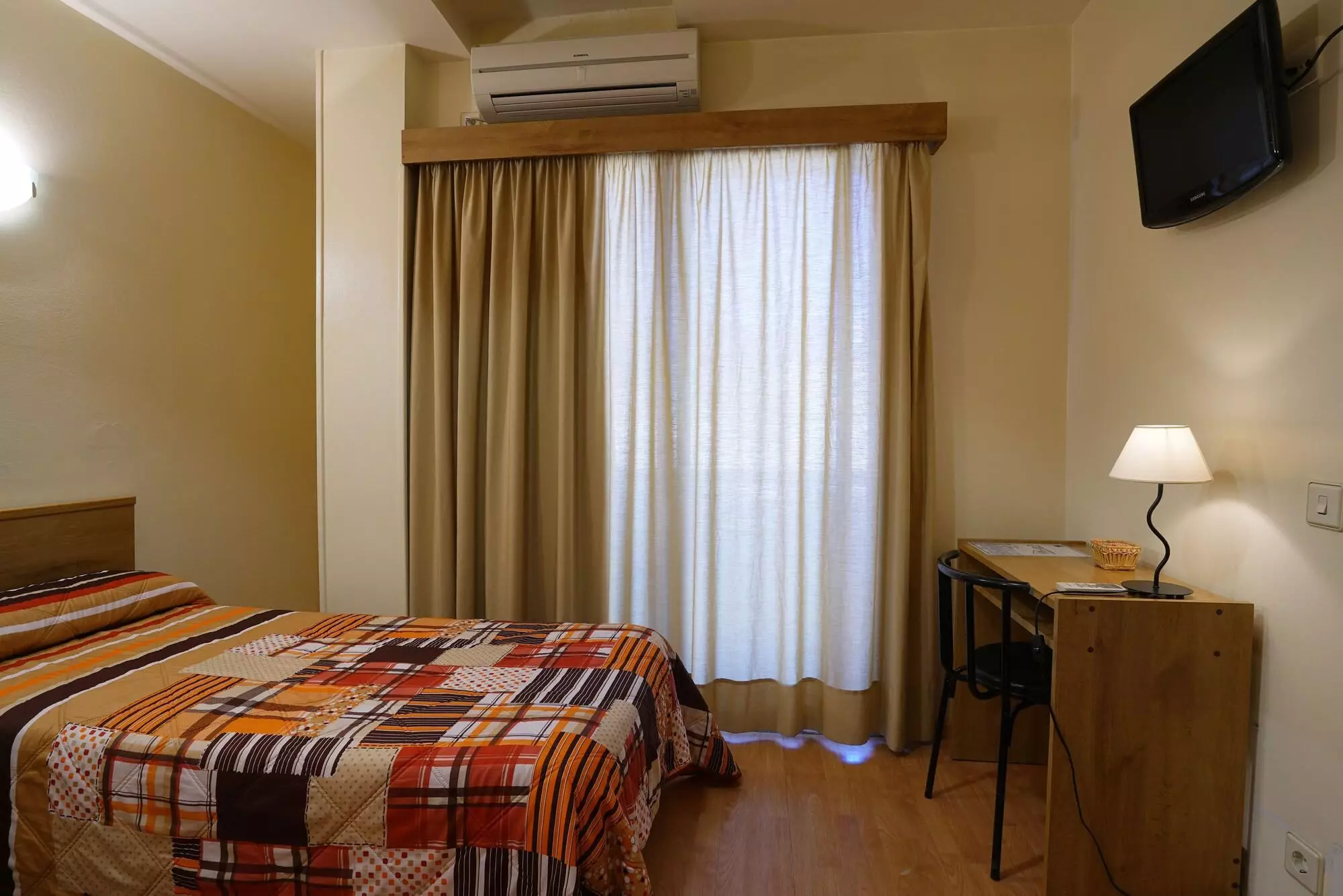هتل Hotel Esplugues بارسلونا