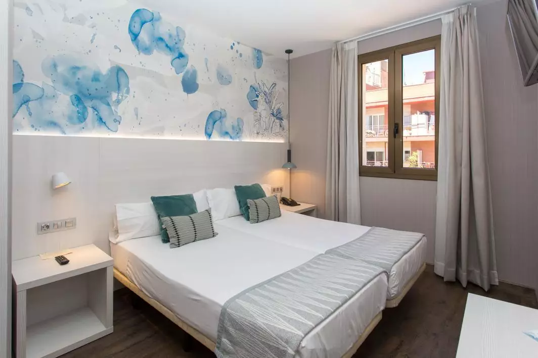 Alibaba https://cdn.alibaba.ir/ostorage/hotel-accommodation-images/6a05ad6861ec039ef75ce2ce_Barcelona-Opera-Ramblas-Hostal-1.webp