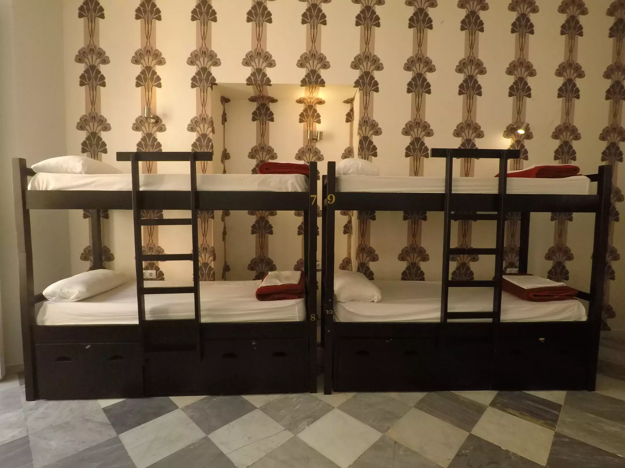 هتل Oasis Backpackers' Palace Sevilla سویل