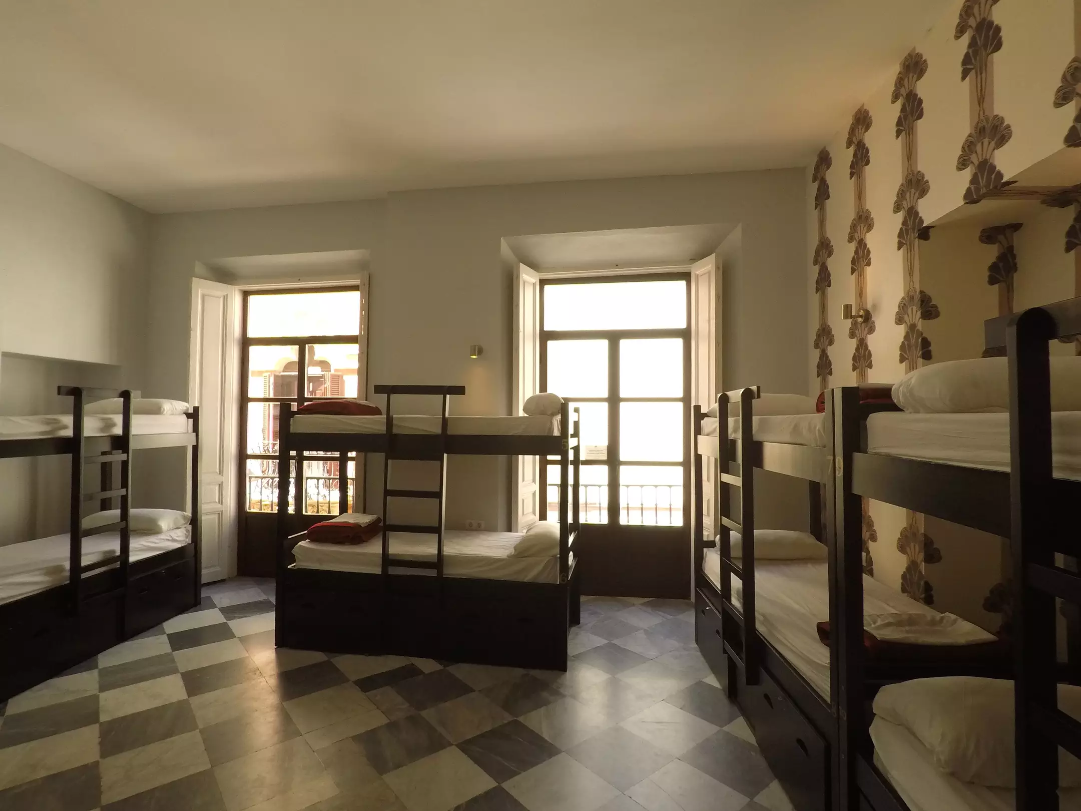 هتل Oasis Backpackers' Palace Sevilla سویل