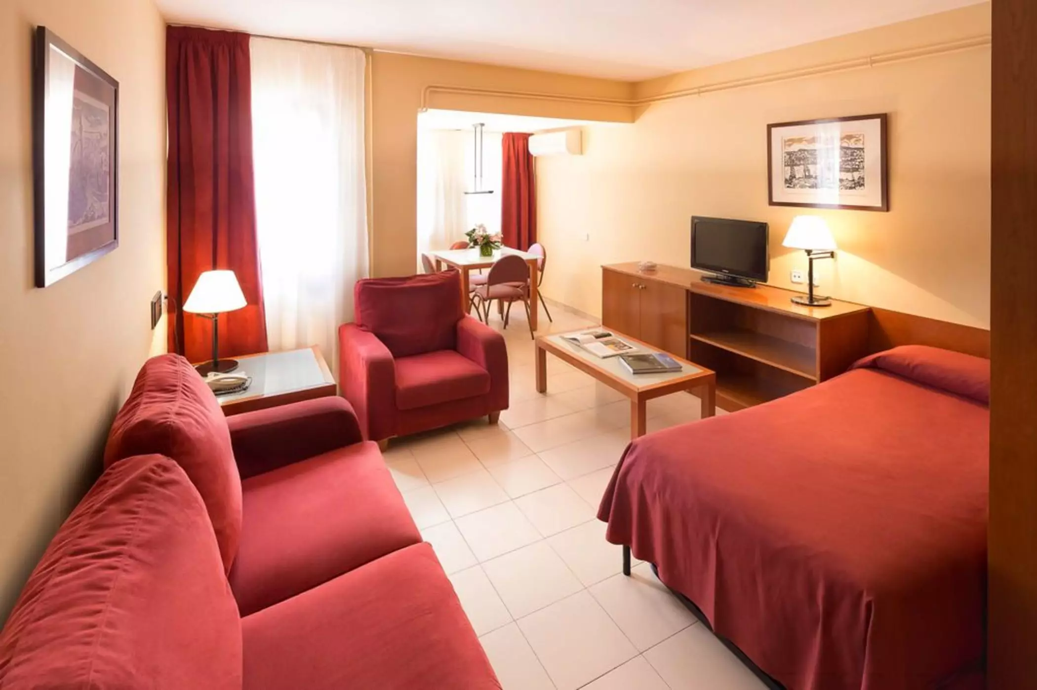 هتل Aparthotel Bertran بارسلونا