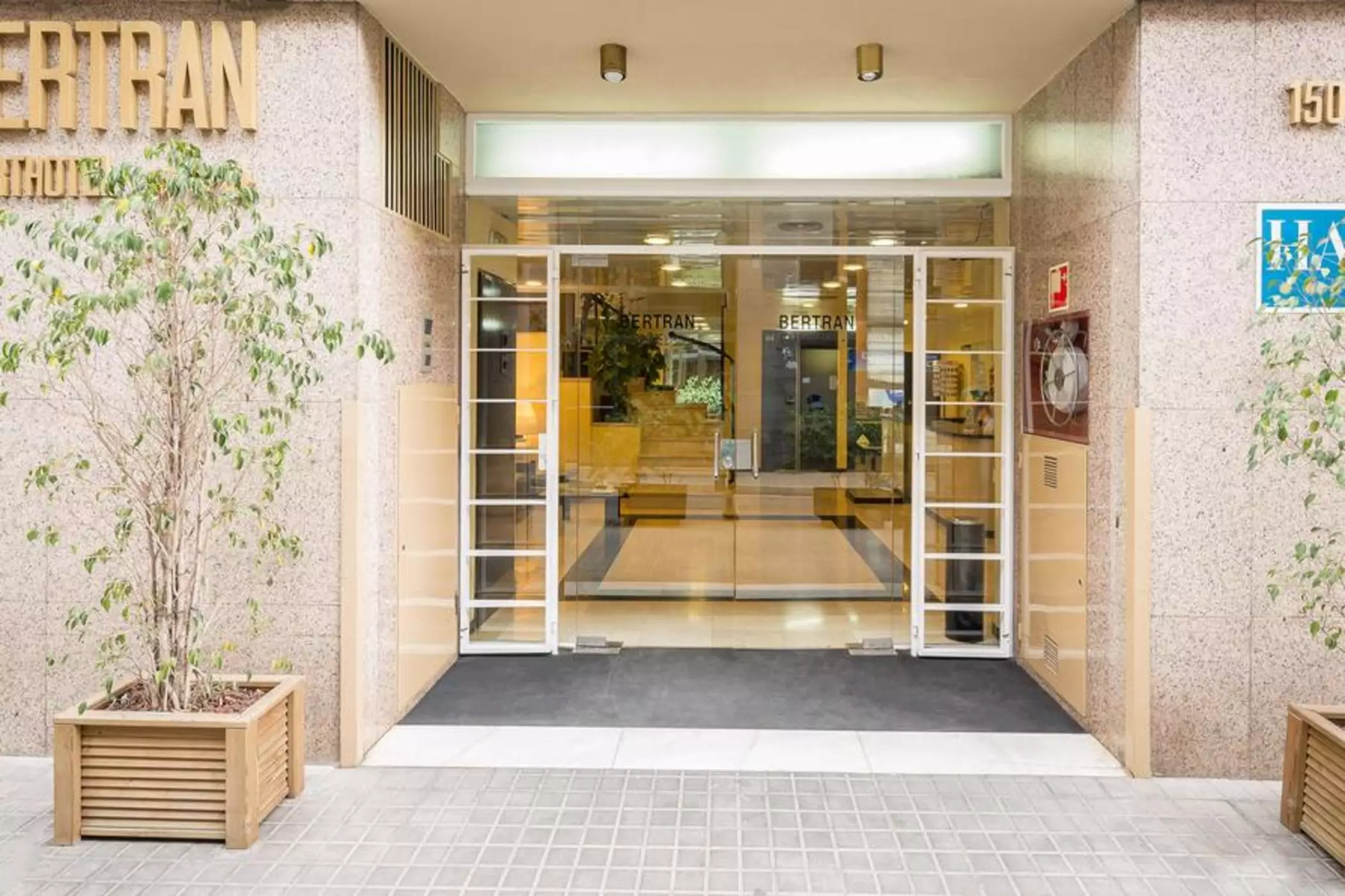 هتل Aparthotel Bertran بارسلونا