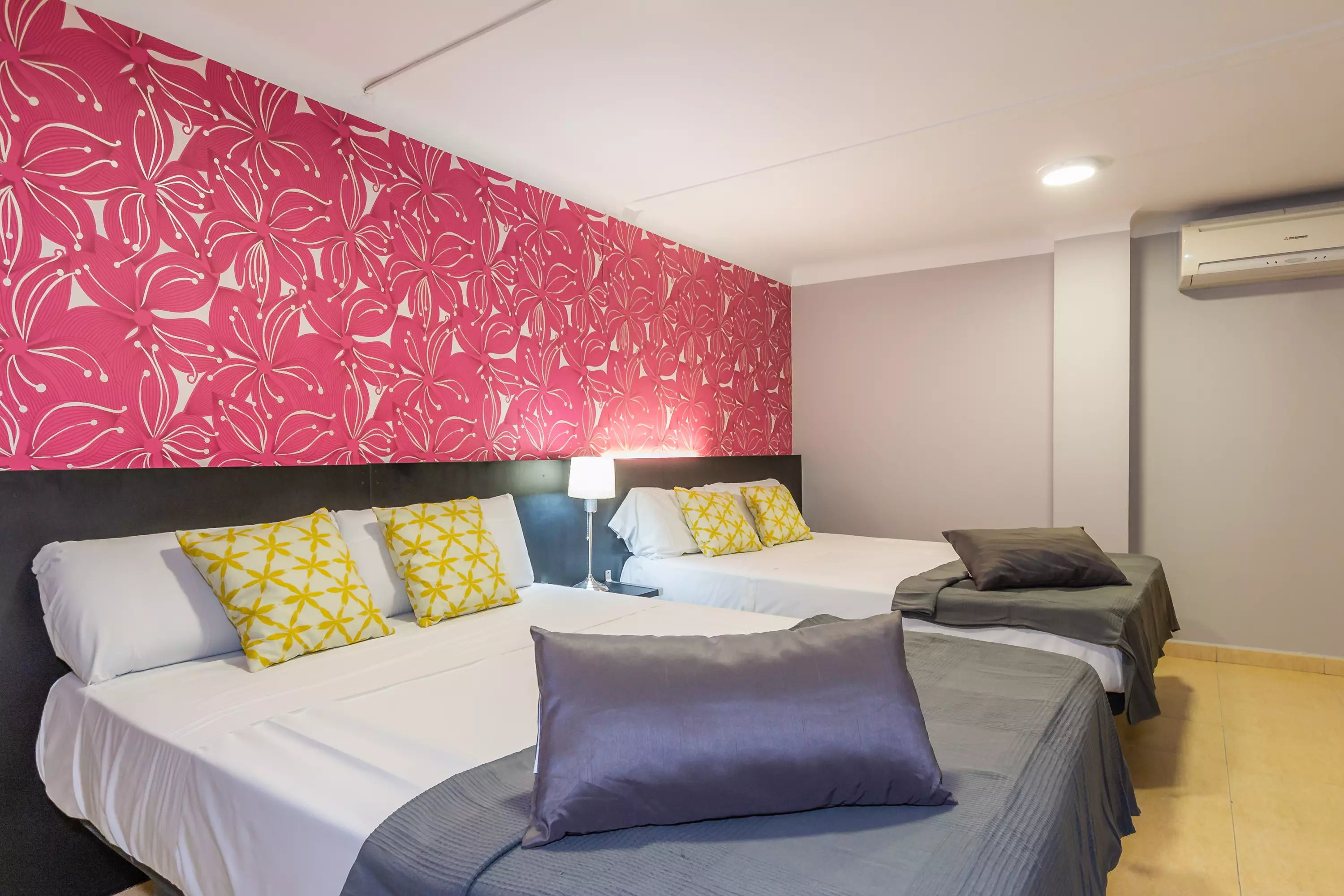 هتل Hostel Sun & Moon بارسلونا