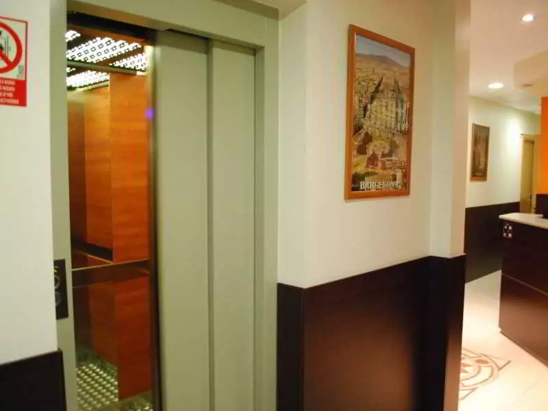 هتل Hostal Las Flores بارسلونا