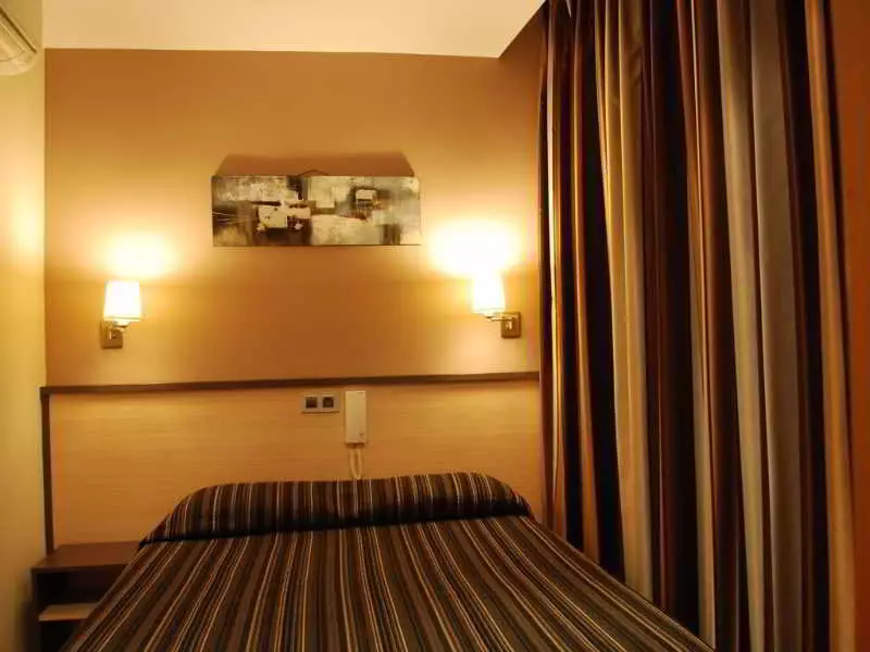 هتل Hostal Las Flores بارسلونا