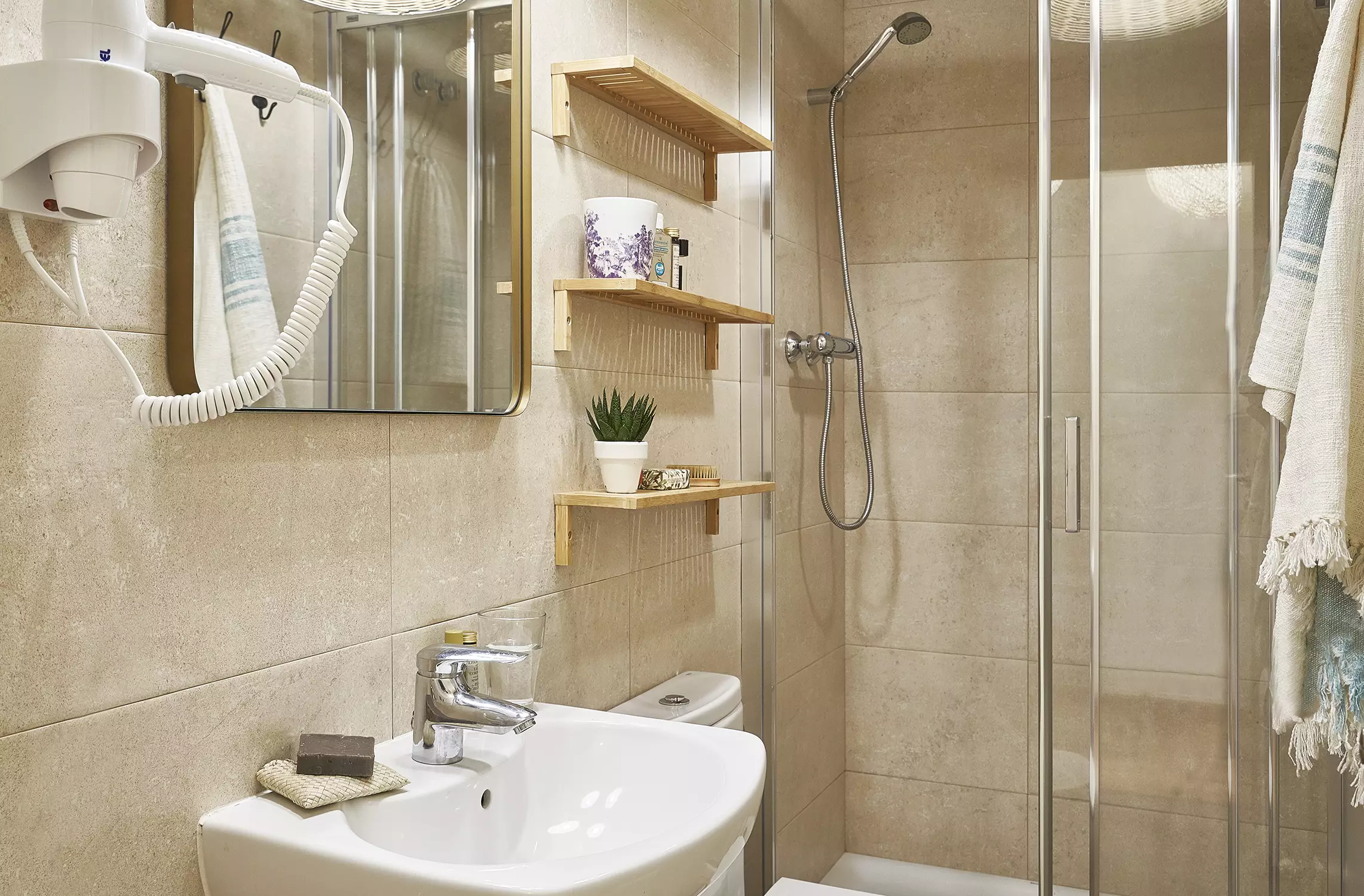 Alibaba https://cdn.alibaba.ir/ostorage/hotel-accommodation-images/6a060e7a61ec039ef75d307a_Barcelona-Apartments-Barcelona-Station-1.webp