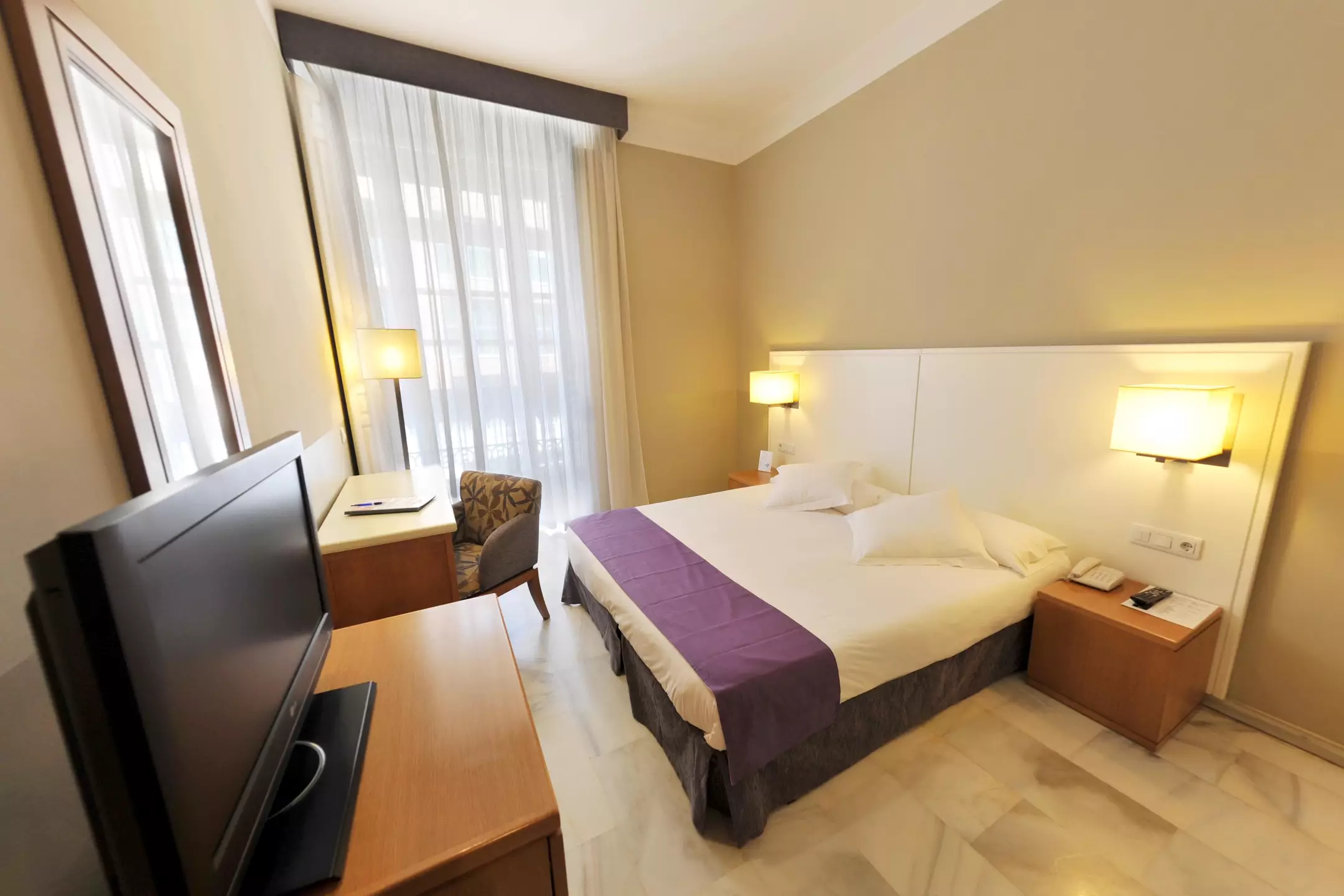 هتل Hotel Atarazanas مالاگا