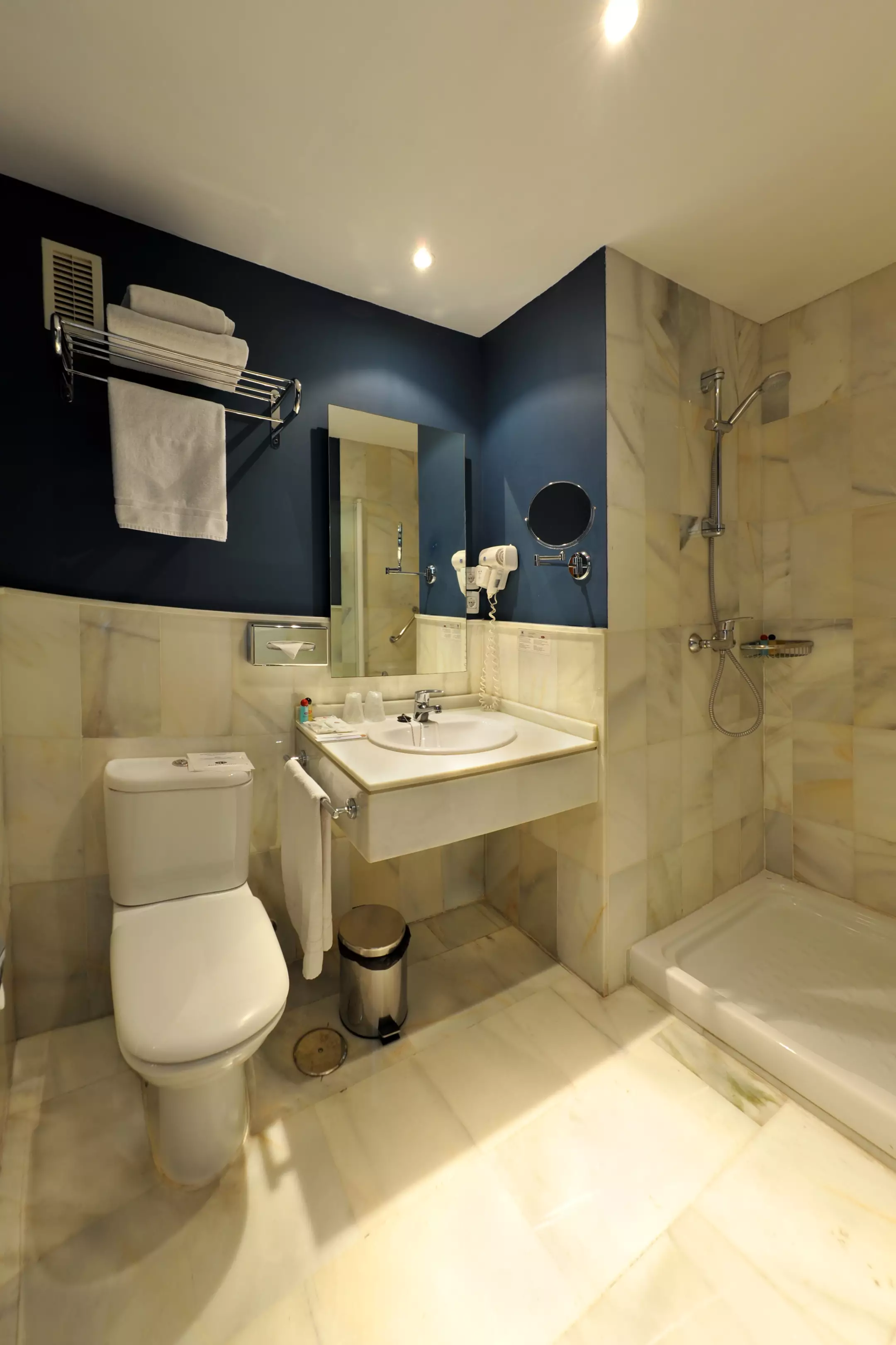 هتل Hotel Atarazanas مالاگا