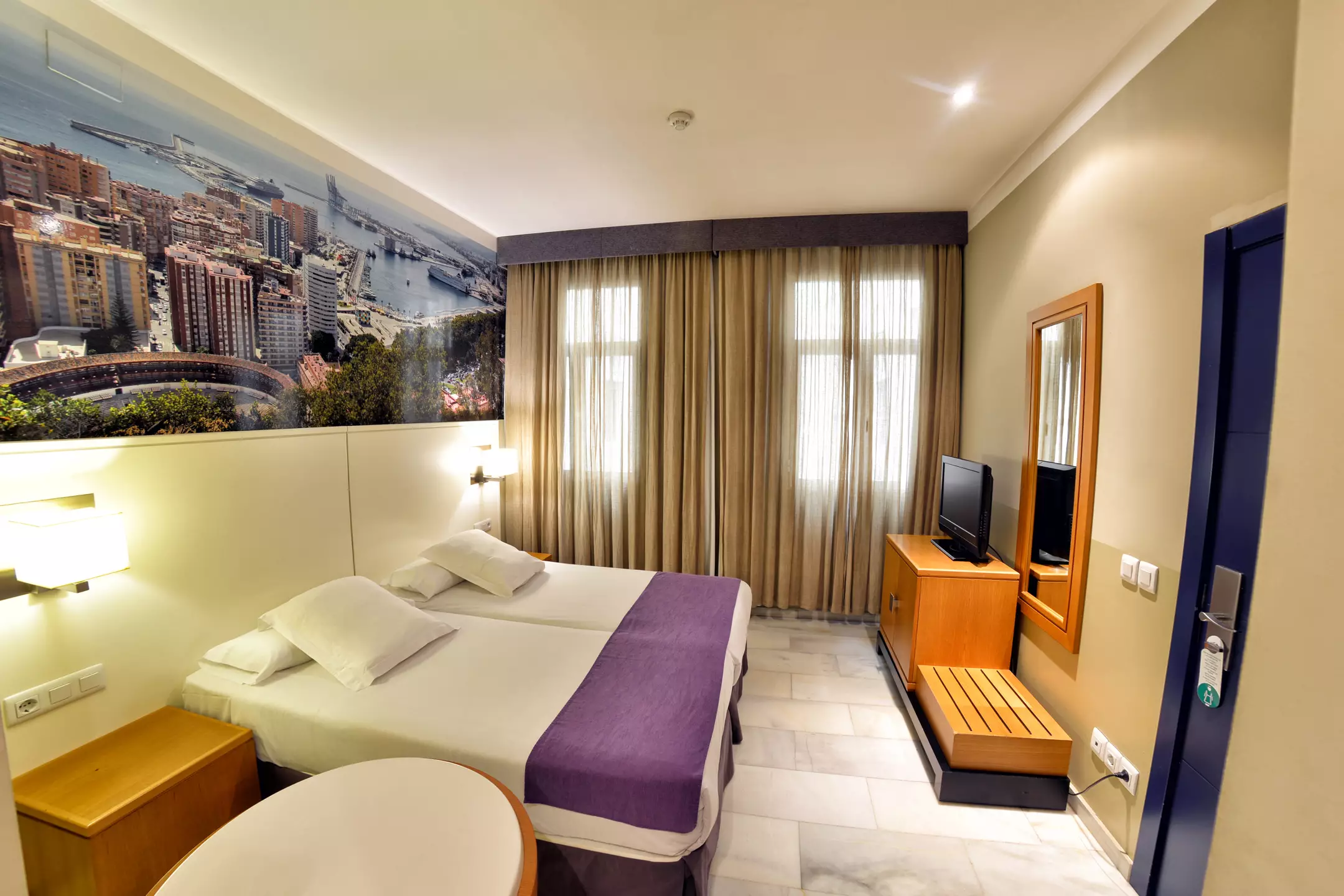 هتل Hotel Atarazanas مالاگا