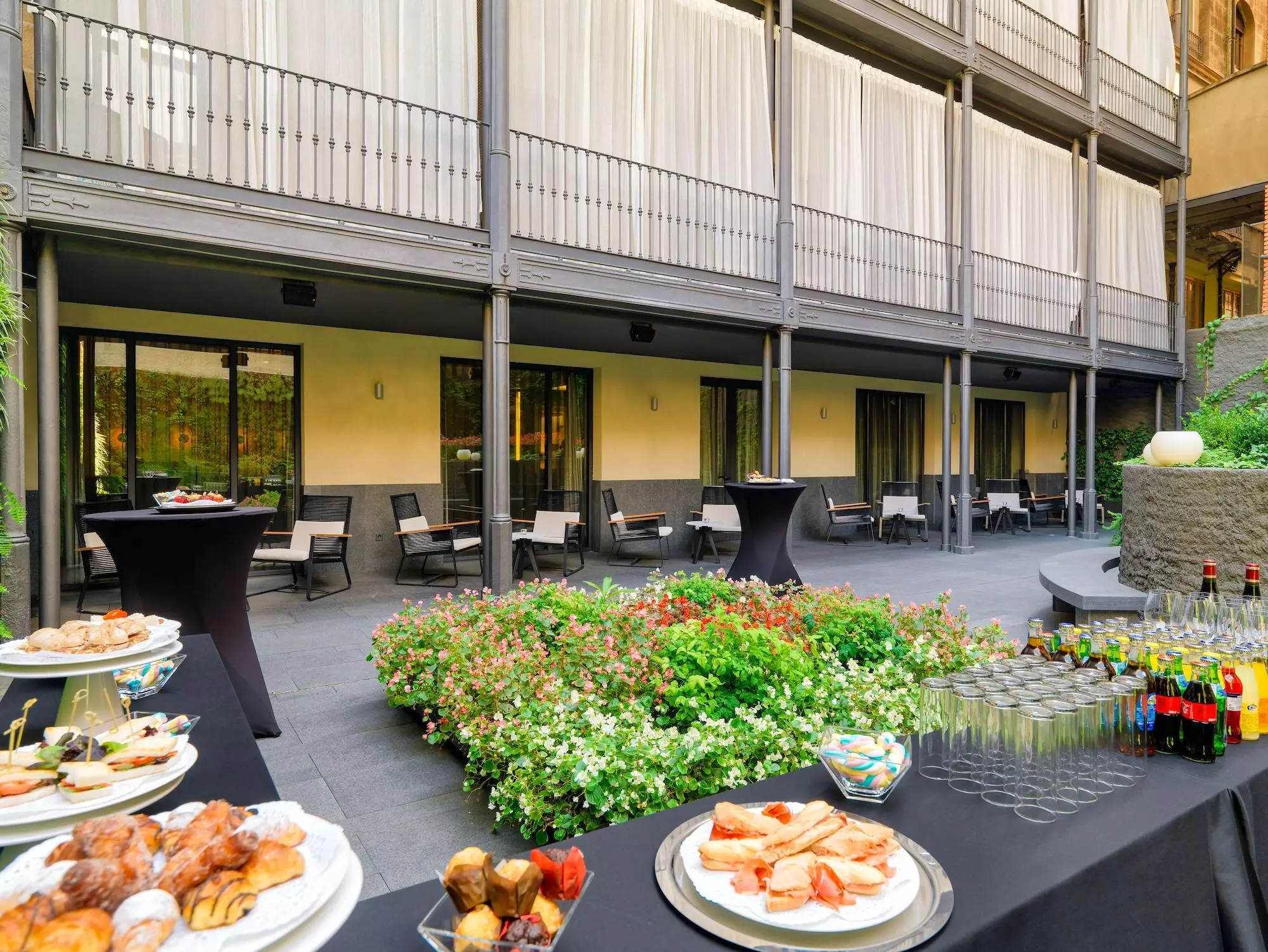 Alibaba https://cdn.alibaba.ir/ostorage/hotel-accommodation-images/6a07b53761ec039ef75e714a_Barcelona-H10-Urquinaona-Plaza-1.webp