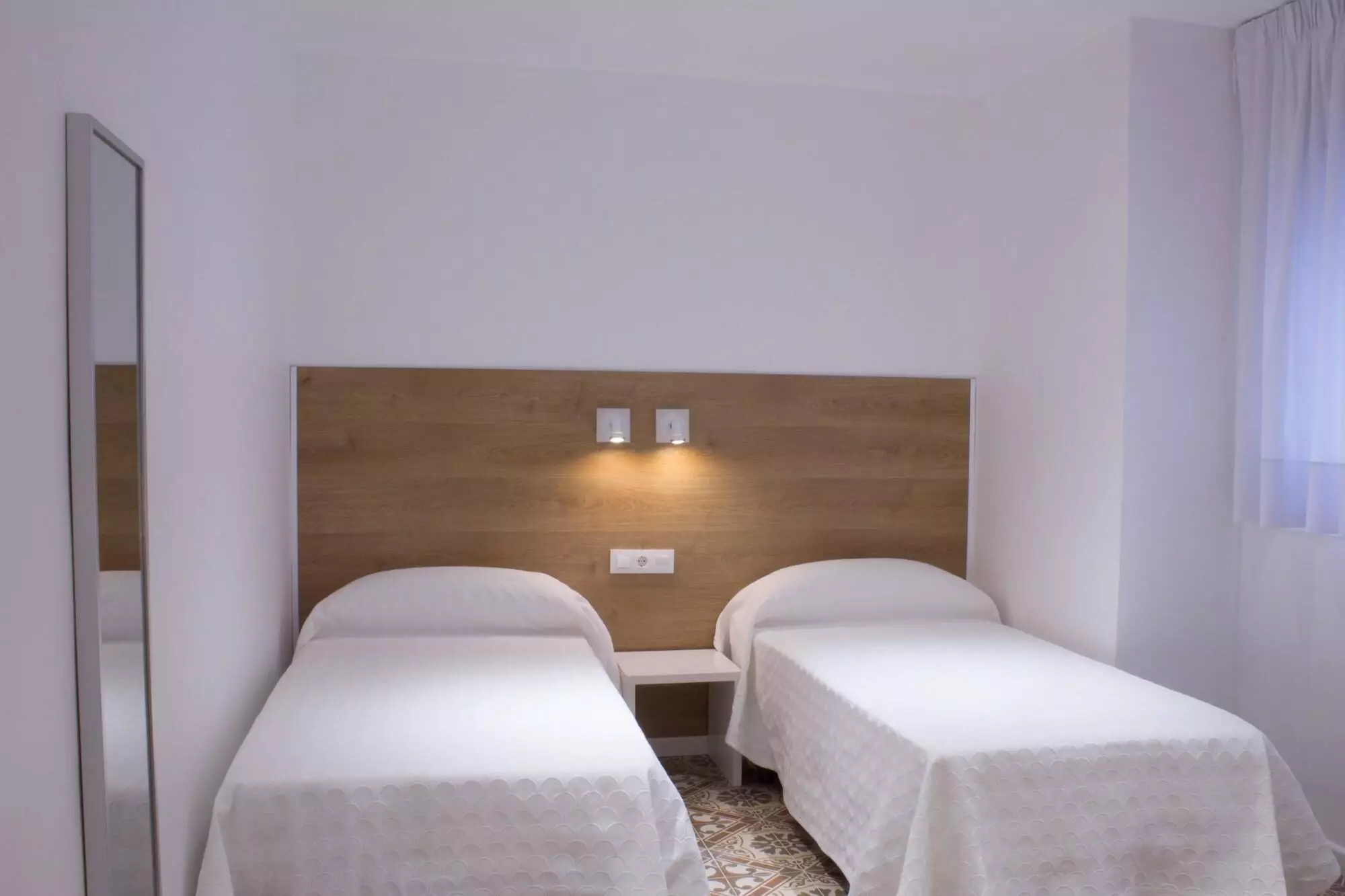 Alibaba https://cdn.alibaba.ir/ostorage/hotel-accommodation-images/6a08445061ec039ef75ee681_Barcelona-Hostal-Nova-1.webp