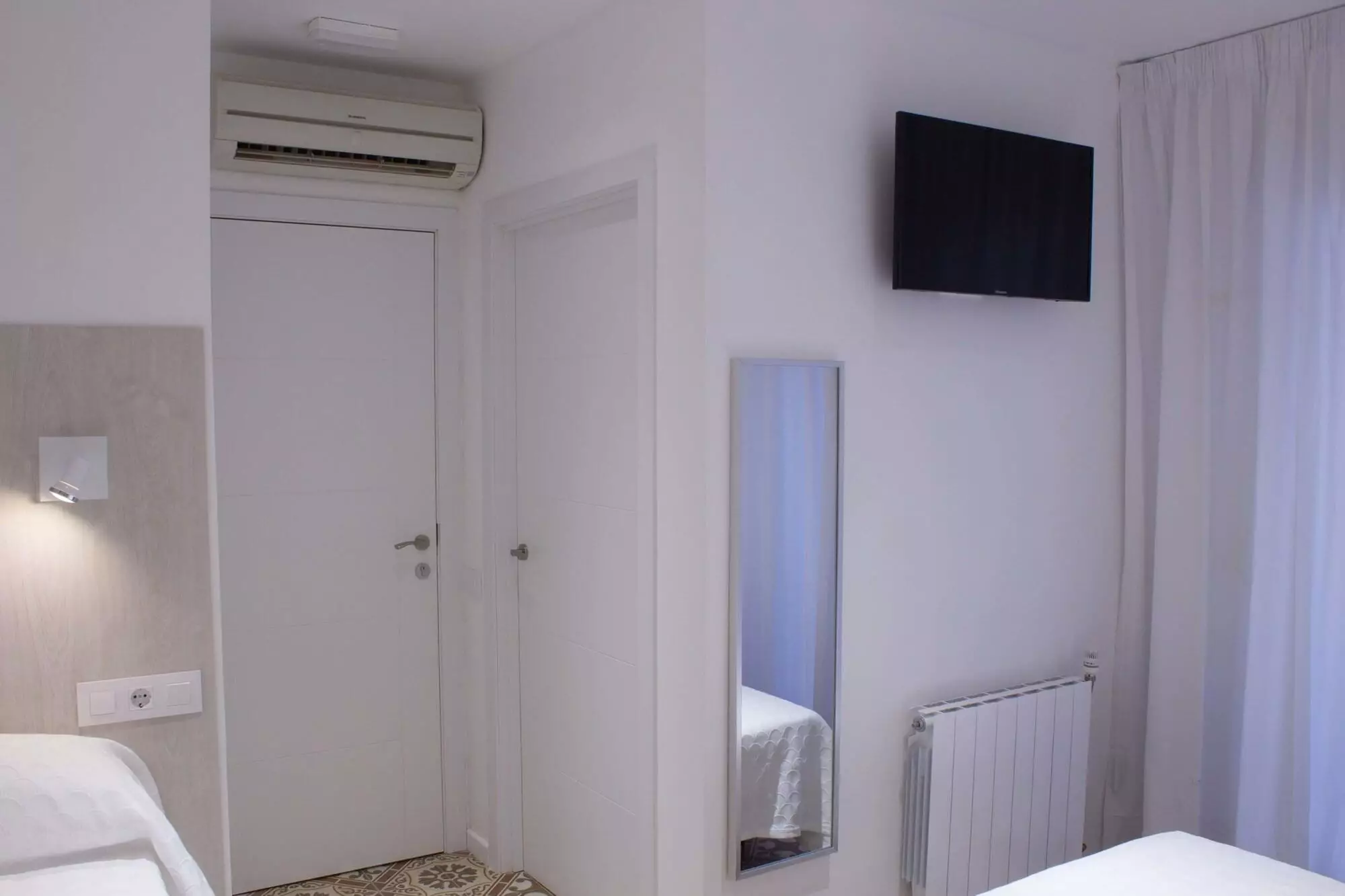 هتل Hostal Nova بارسلونا
