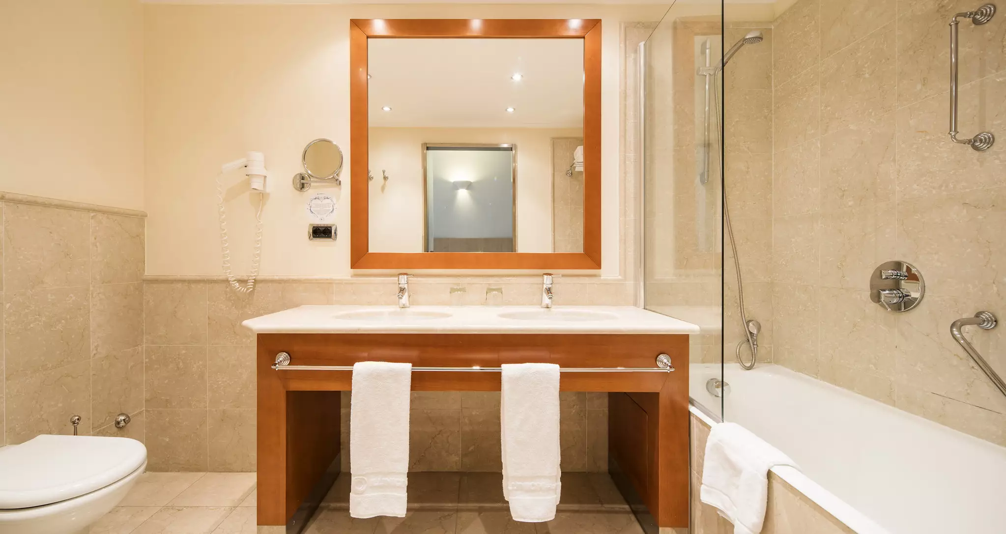 هتل Hotel ILUNION Aqua 4 والنسیا