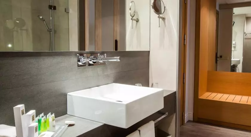 Alibaba https://cdn.alibaba.ir/ostorage/hotel-accommodation-images/6a088cca61ec039ef75f1f83_Barcelona-Barcelona-Catedral-1.webp