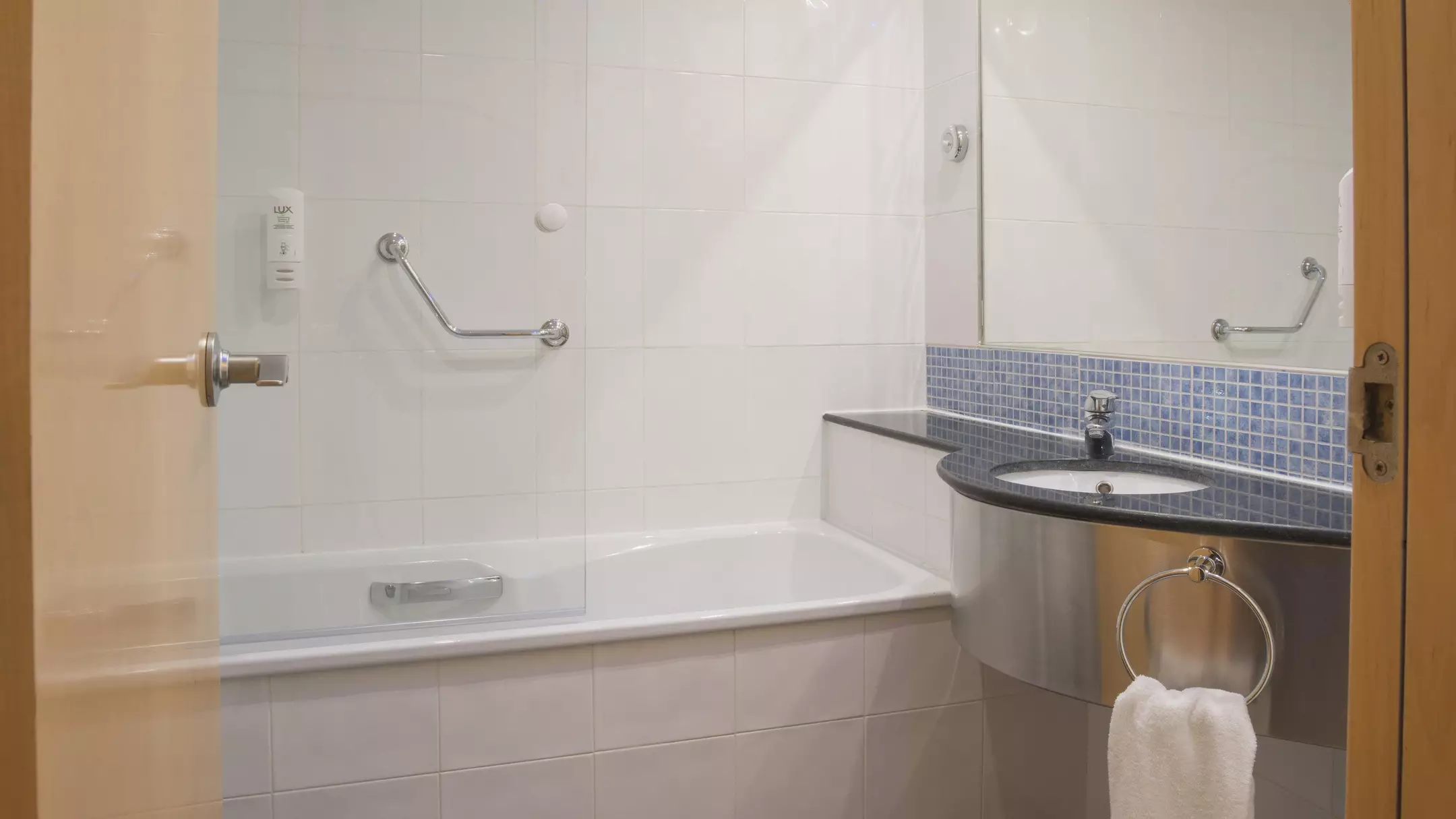 Alibaba https://cdn.alibaba.ir/ostorage/hotel-accommodation-images/6a08a23961ec039ef75f30c9_Molins-de-Rei-Holiday-Inn-Express-Molins-de-Rei-1.webp