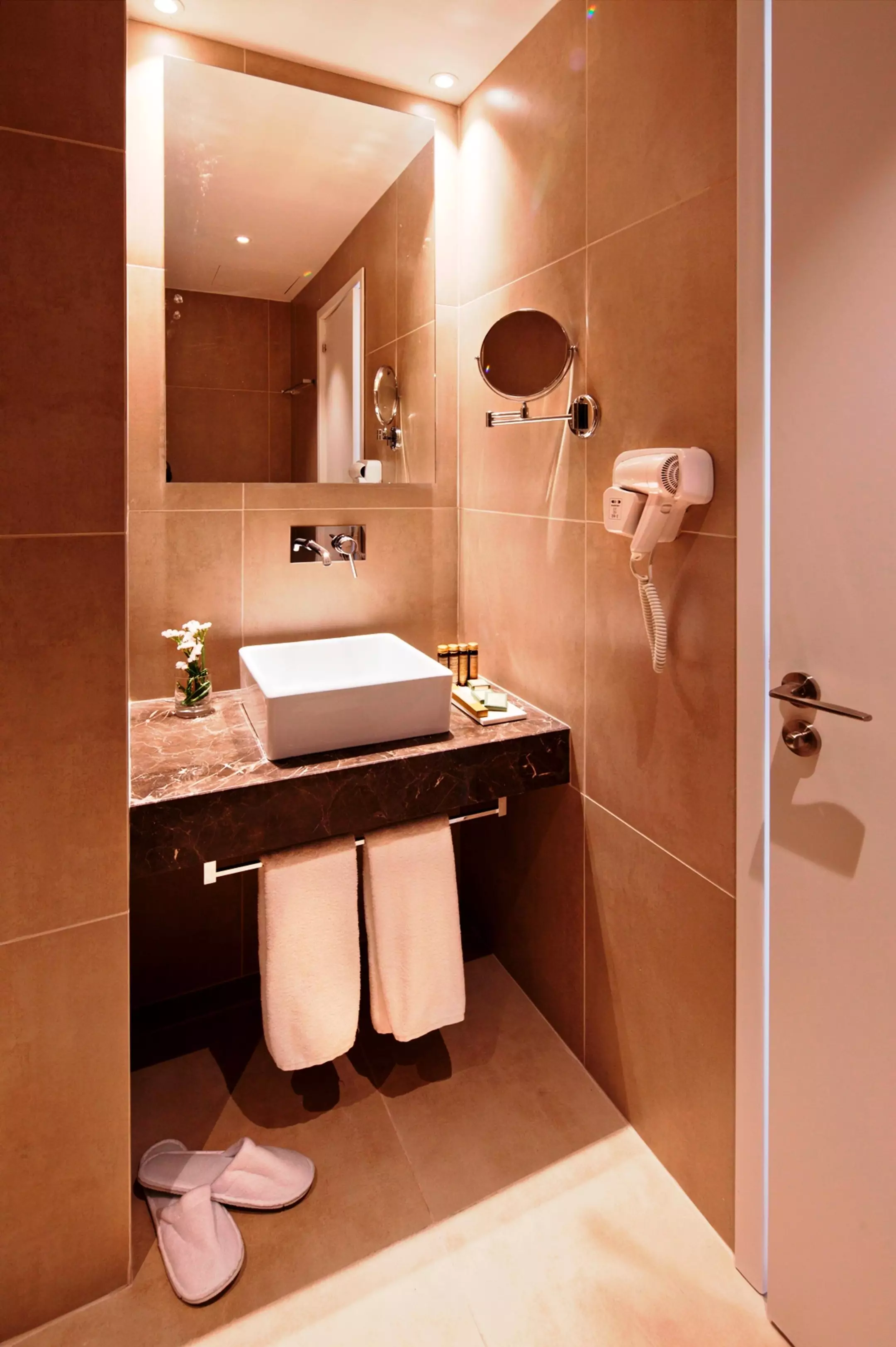 Alibaba https://cdn.alibaba.ir/ostorage/hotel-accommodation-images/6a0a48fac86edf55f7228b5e_Paphos-Amphora-Hotel--Suites-1.webp