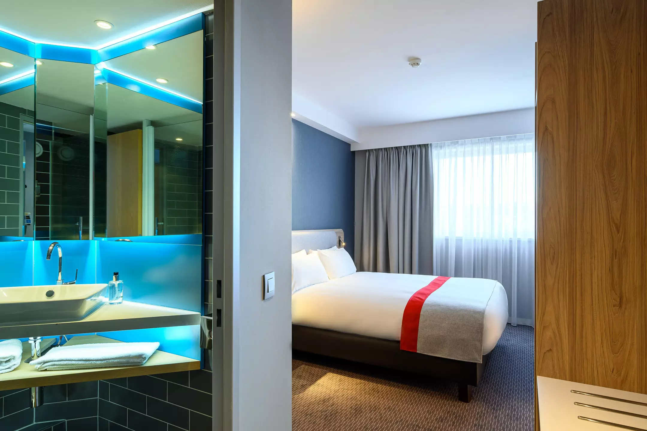هتل Holiday Inn Express Mechelen City Center Mecheln
