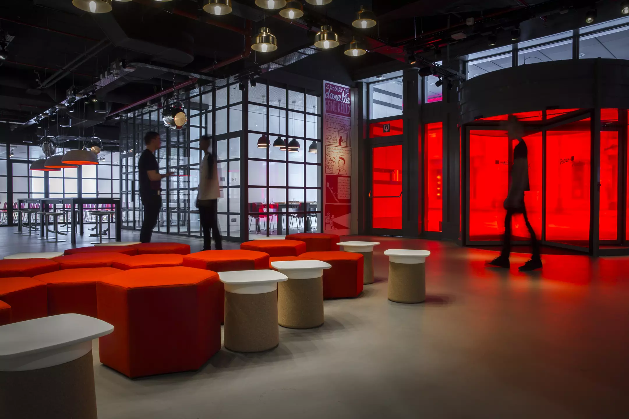هتل Radisson Red Brussels بروکسل