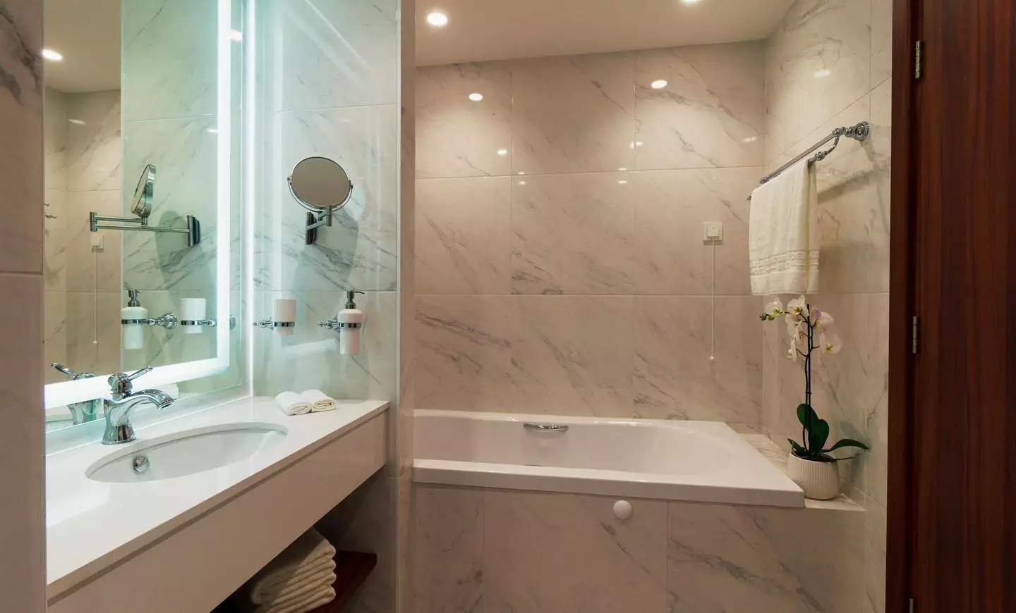 Alibaba https://cdn.alibaba.ir/ostorage/hotel-accommodation-images/6a0d72a9c86edf55f723c634_Sveti-Konstantin-Astor-Garden-Hotel-1.webp