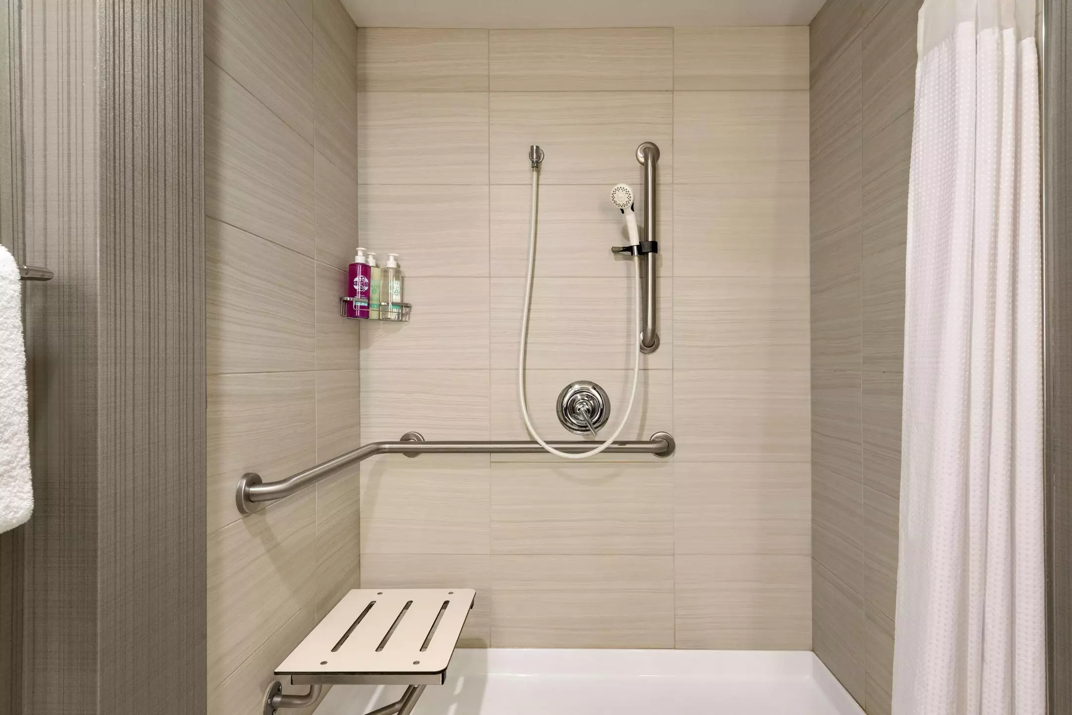 Alibaba https://cdn.alibaba.ir/ostorage/hotel-accommodation-images/6a0f55f0c86edf55f723cc57_Prince-George-Coast-Prince-George-Hotel-by-APA-1.webp