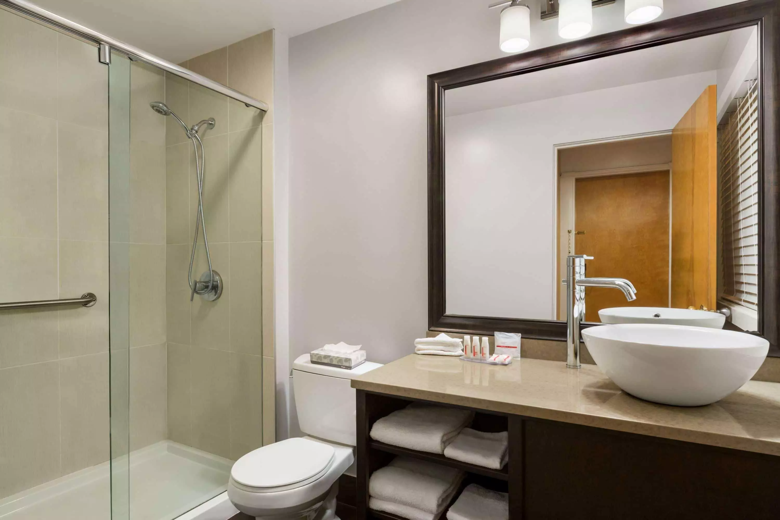 هتل Days Inn by Wyndham Vancouver Downtown ونکوور