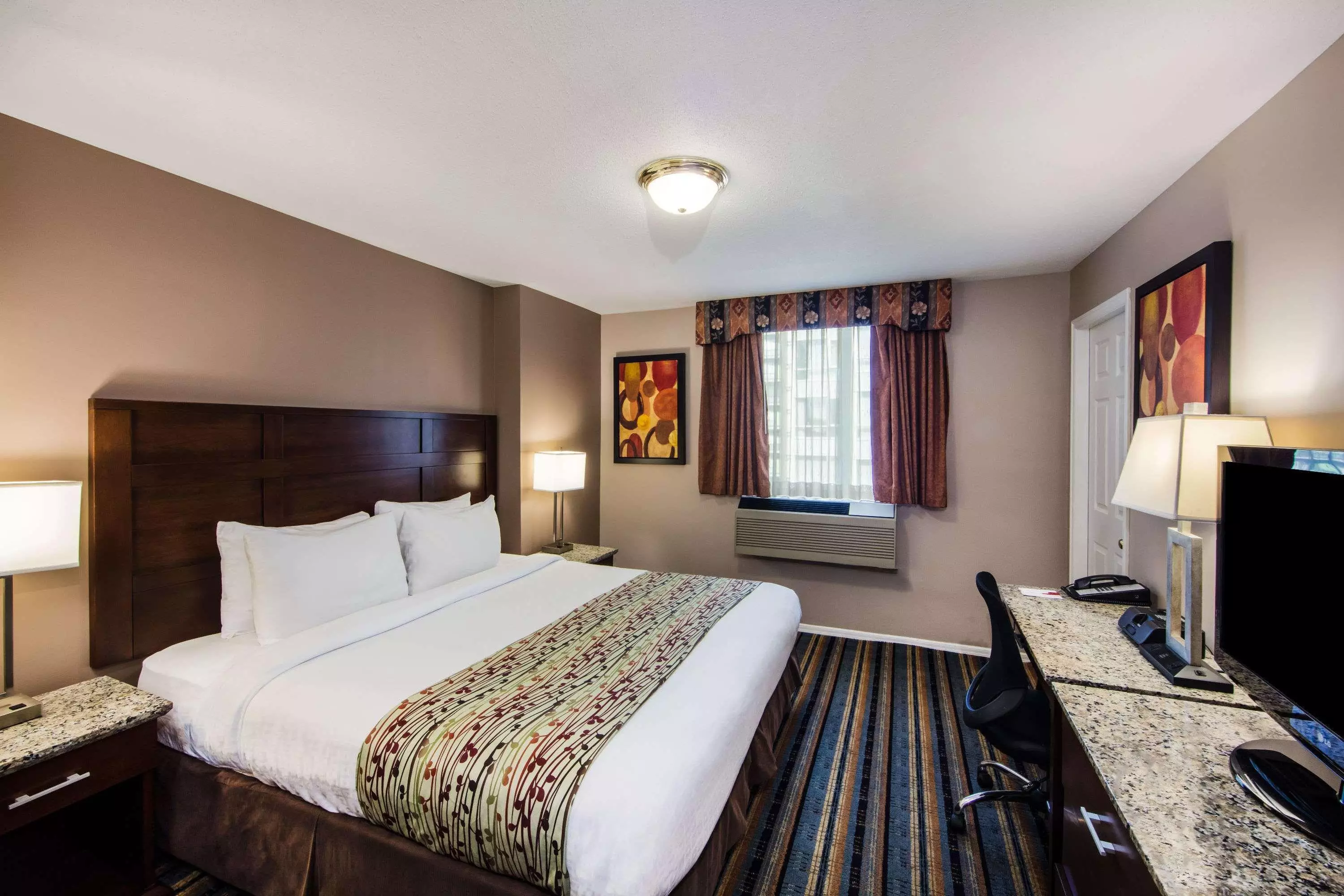 هتل Ramada by Wyndham Vancouver Downtown ونکوور