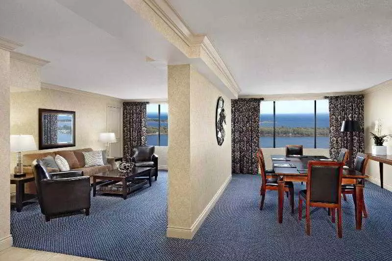 هتل The Westin Harbour Castle, Toronto تورنتو